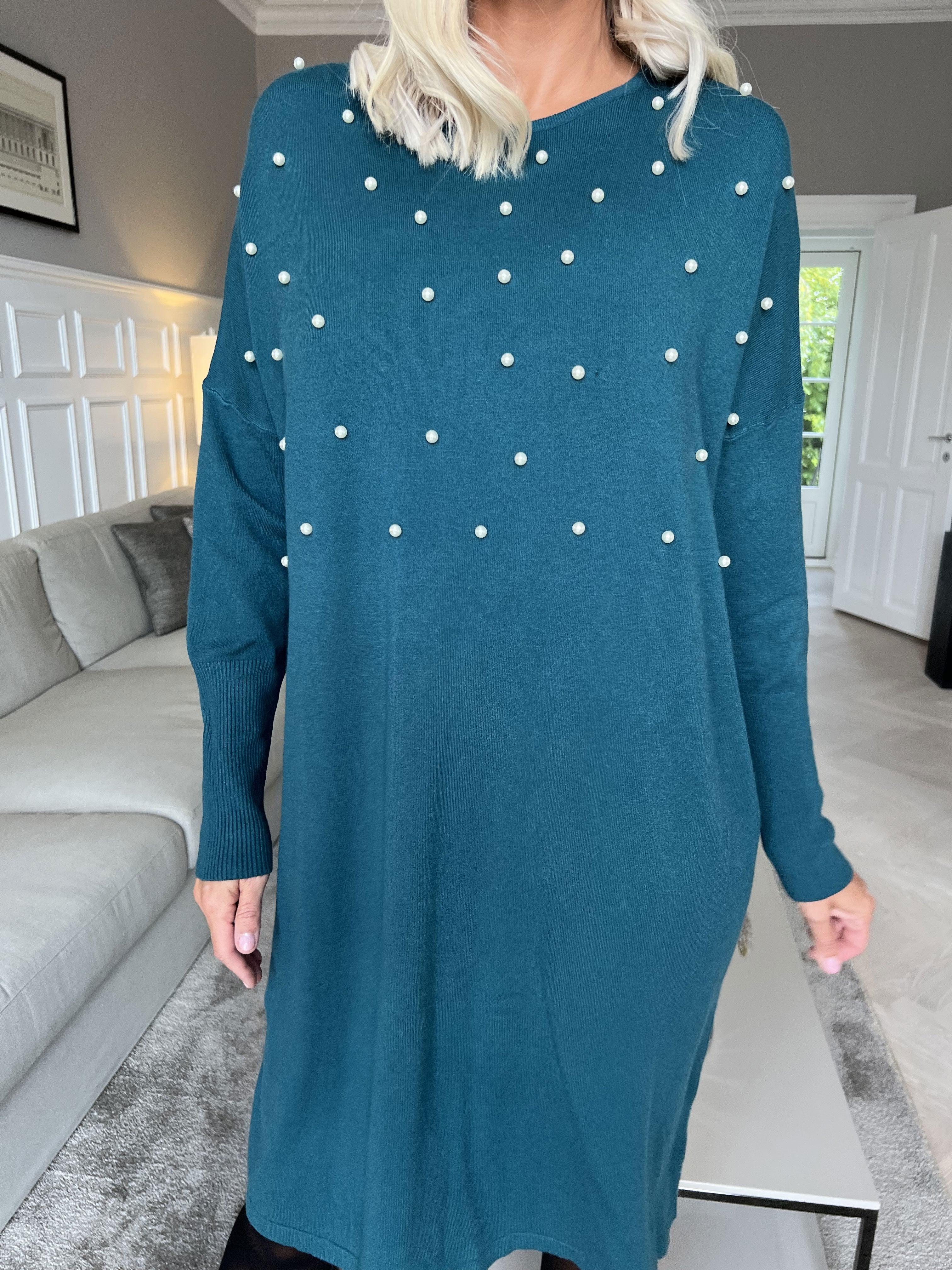 Stefania - Behagelig strikkjole pyntet med perler