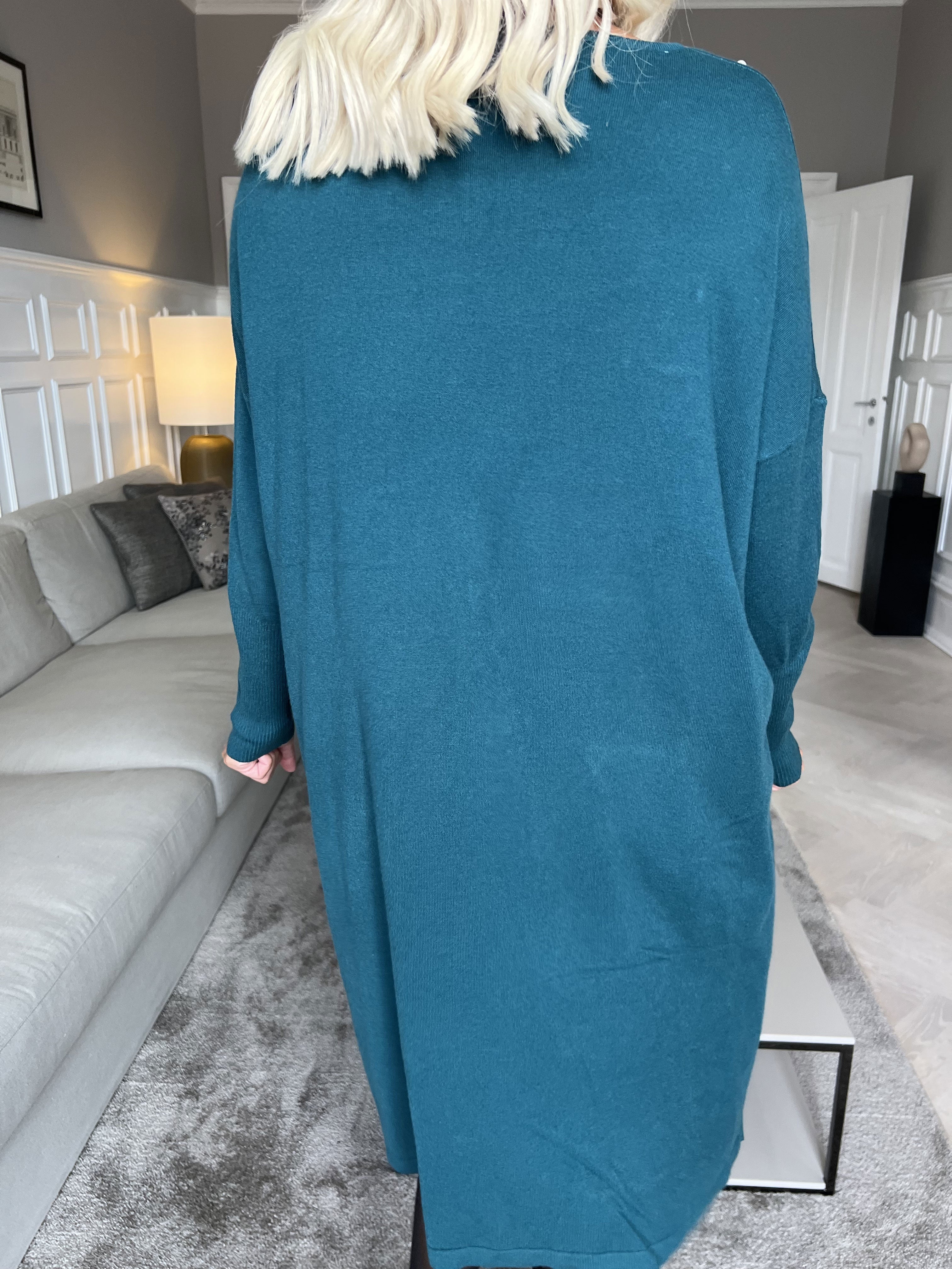 Stefania - Behagelig strikkjole pyntet med perler