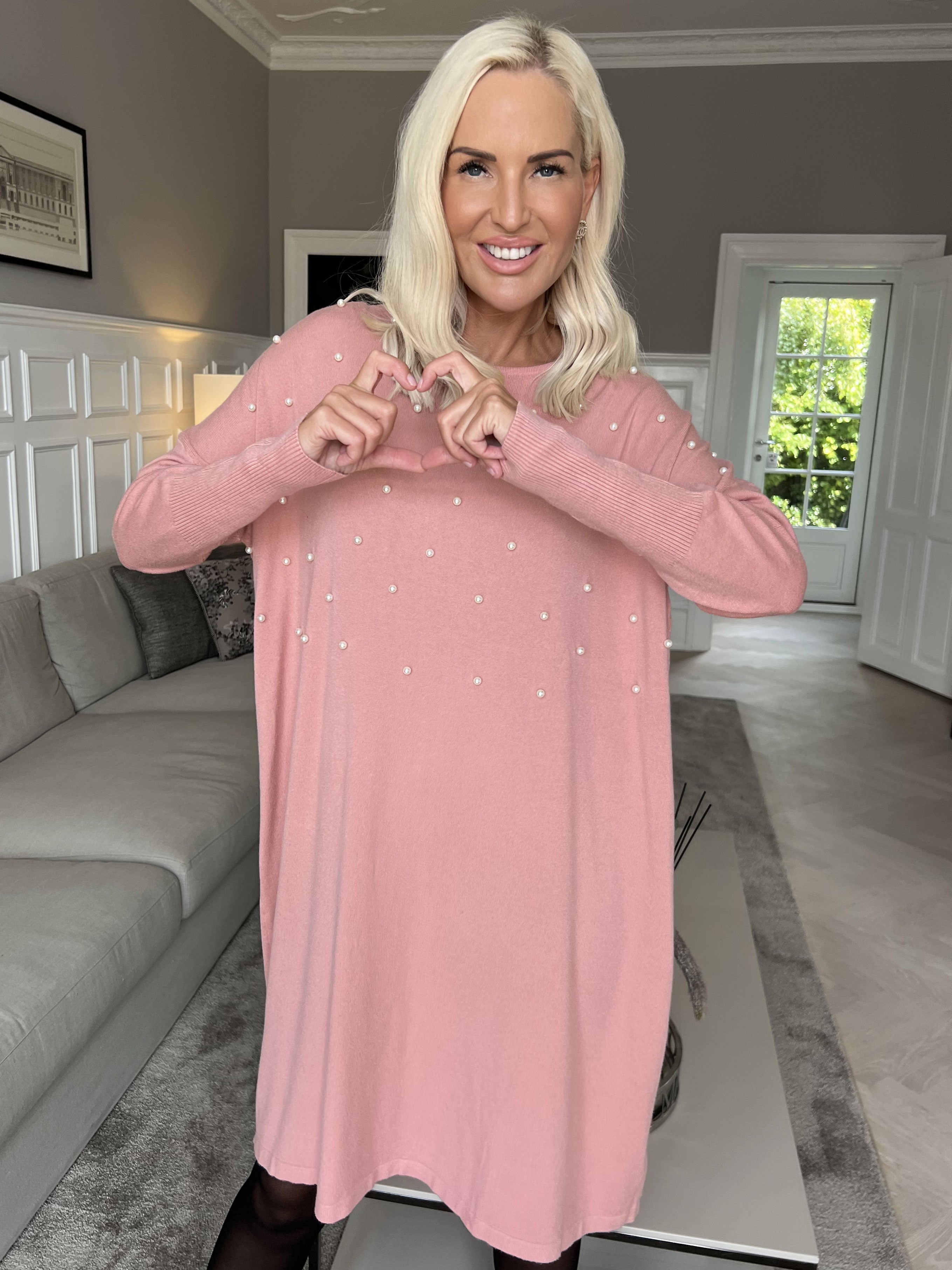 Stefania - Behagelig strikkjole pyntet med perler