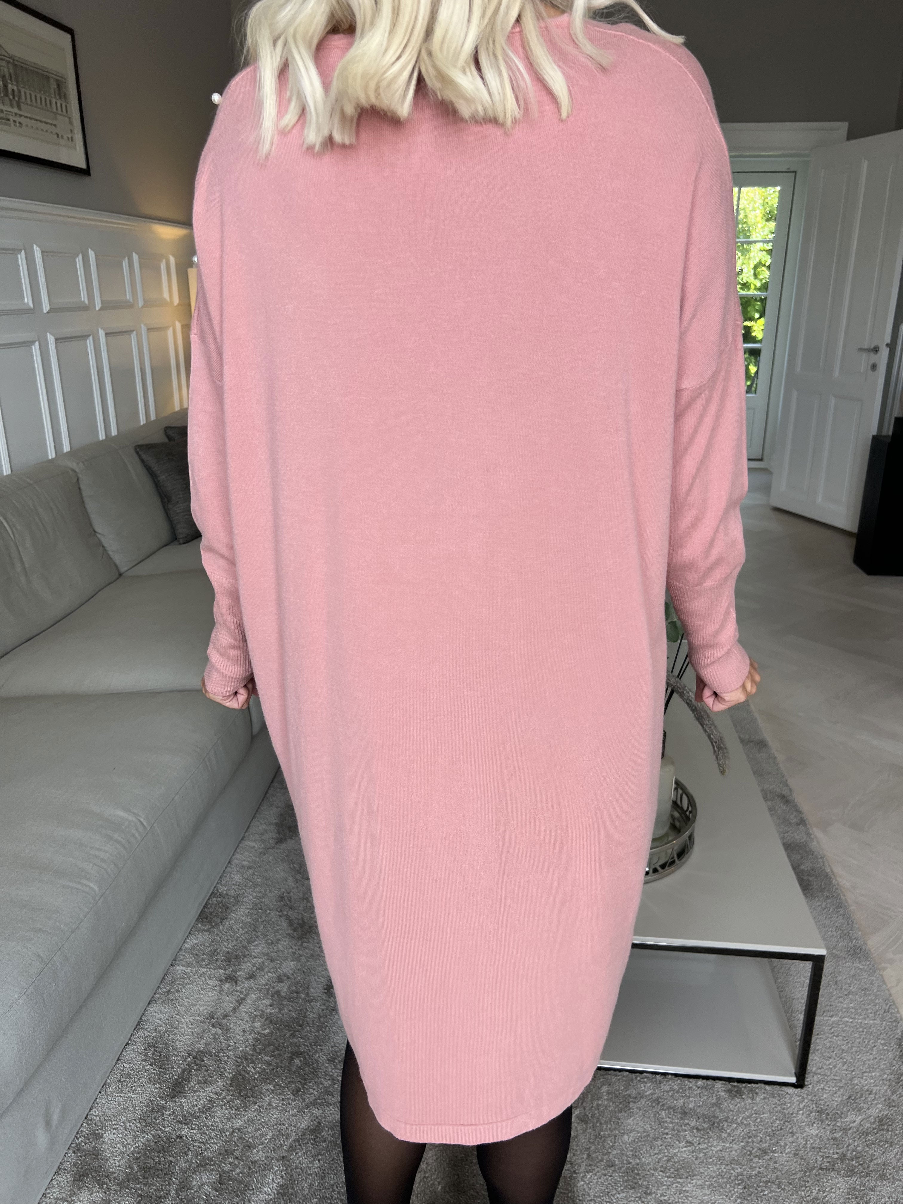 Stefania - Behagelig strikkjole pyntet med perler