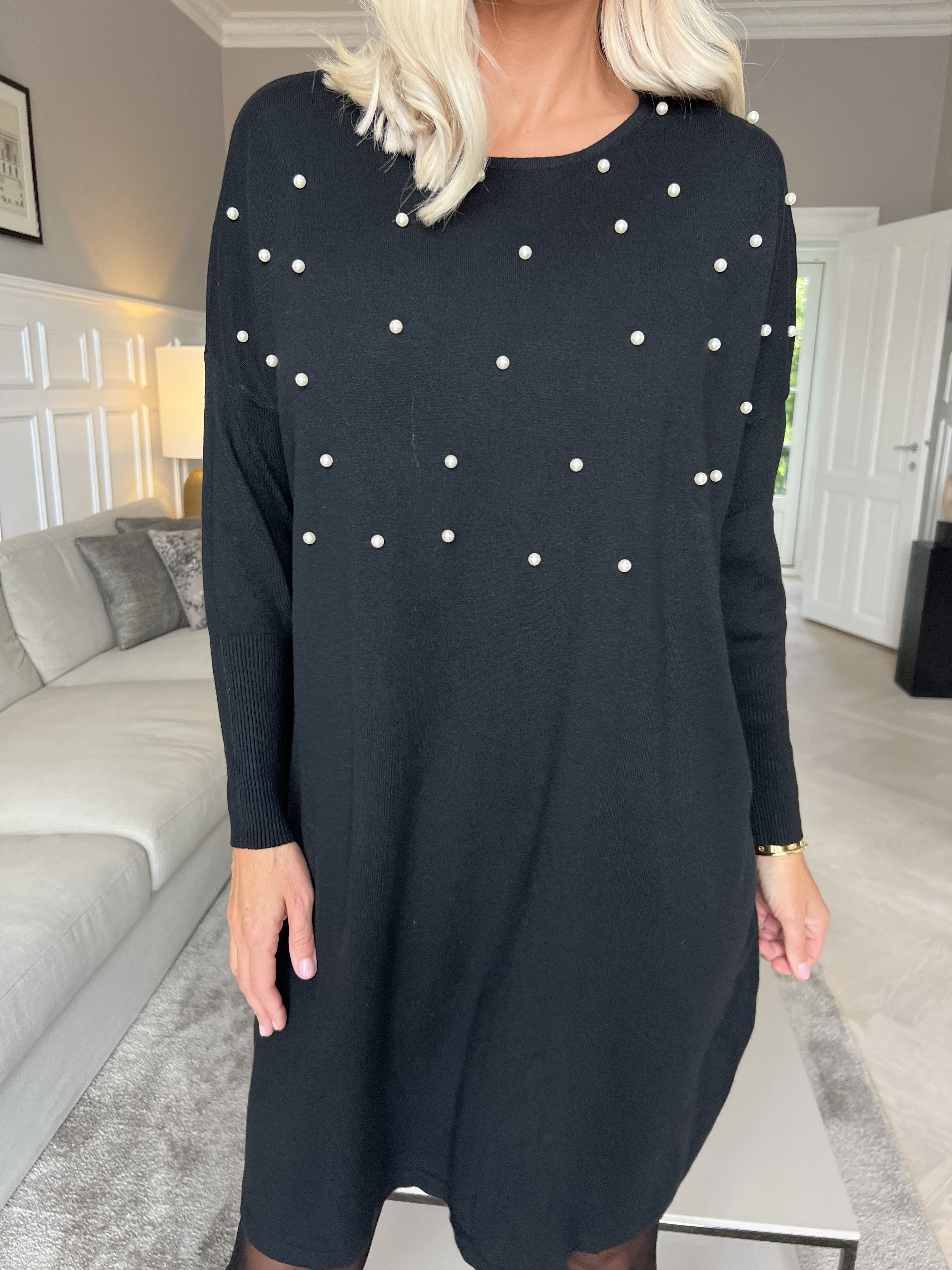 Stefania - Behagelig strikkjole pyntet med perler