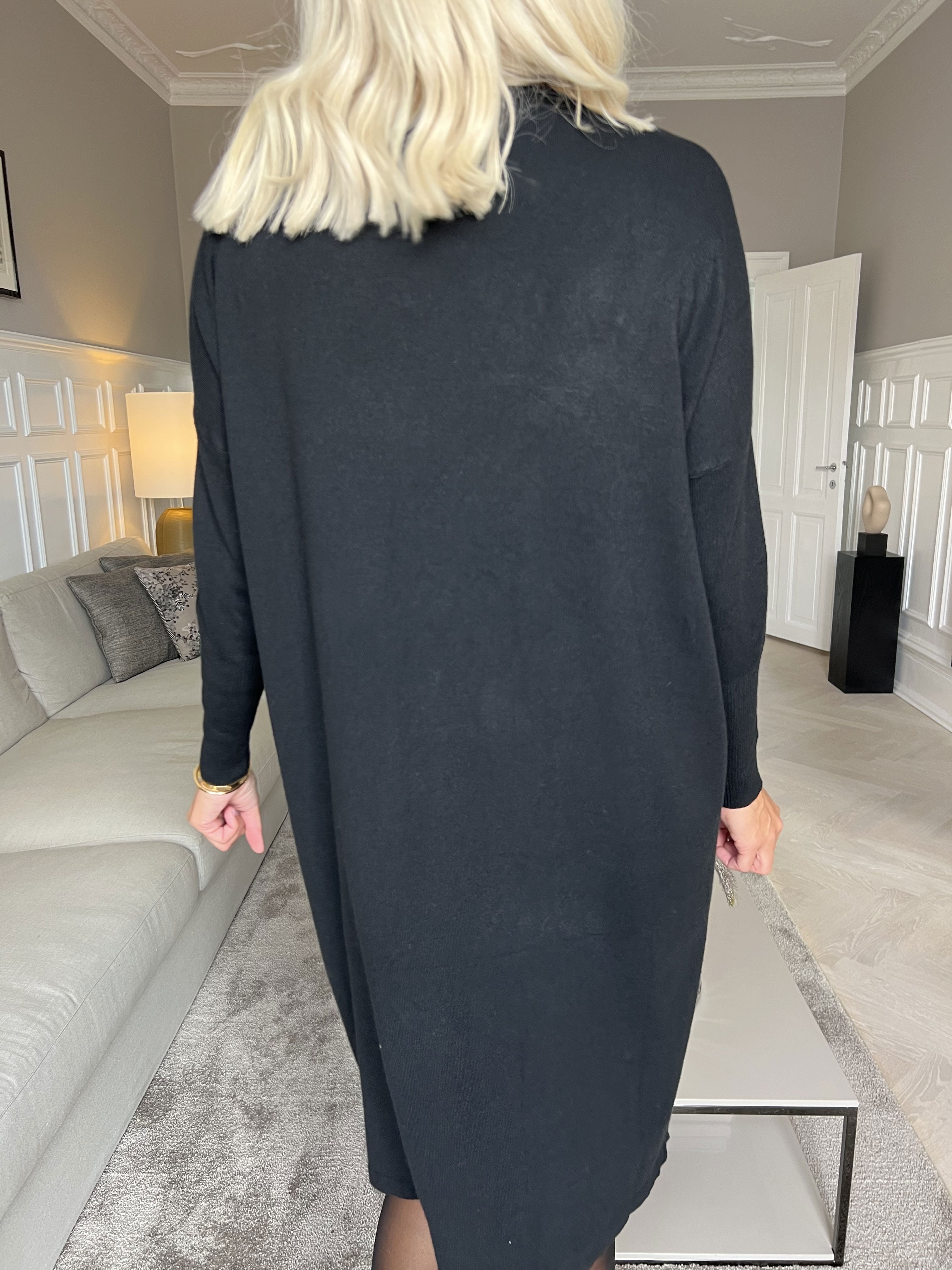 Stefania - Behagelig strikkjole pyntet med perler