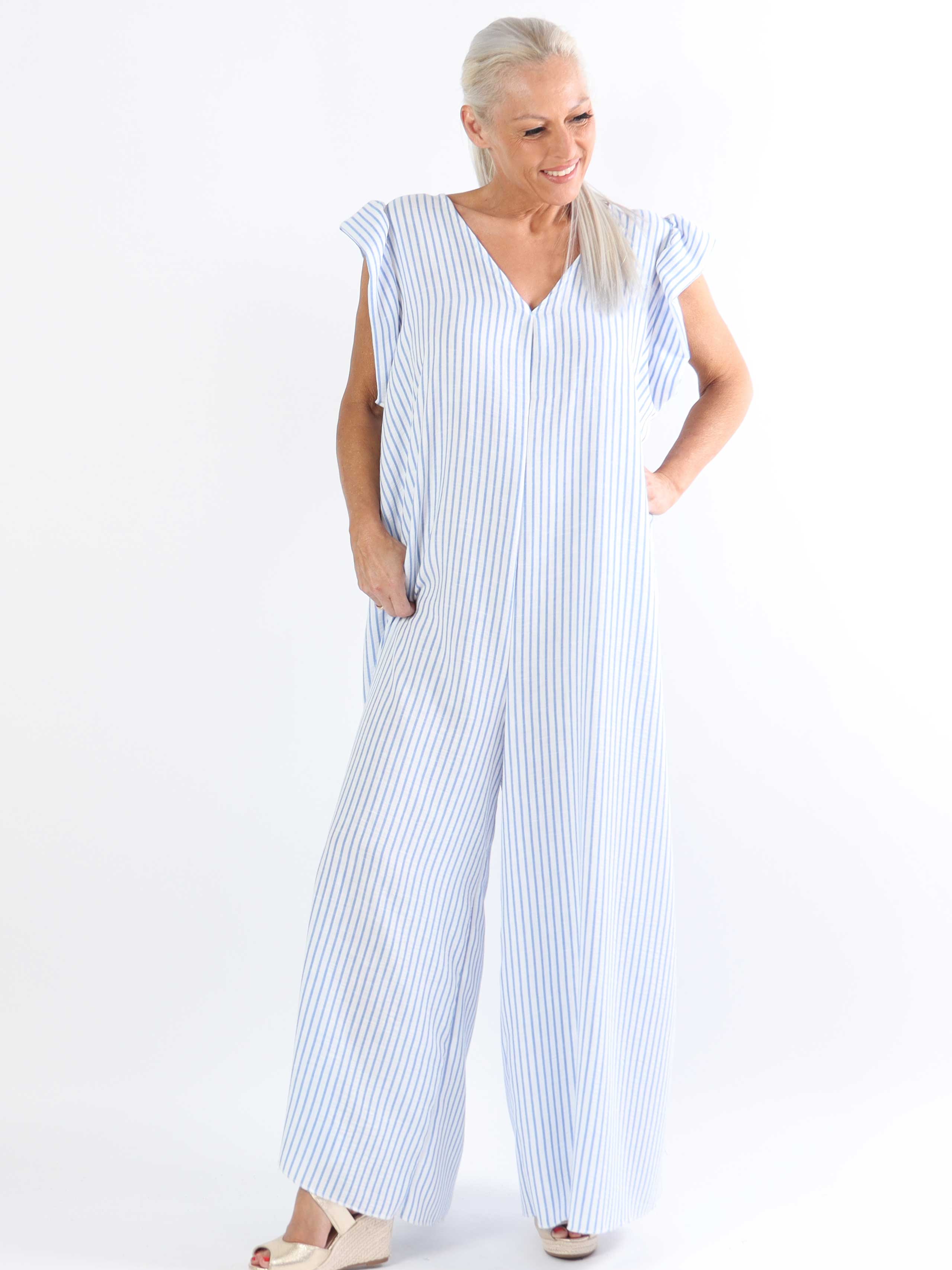 Steffy - Sød stribet plus size buksedragt med flæseærmer