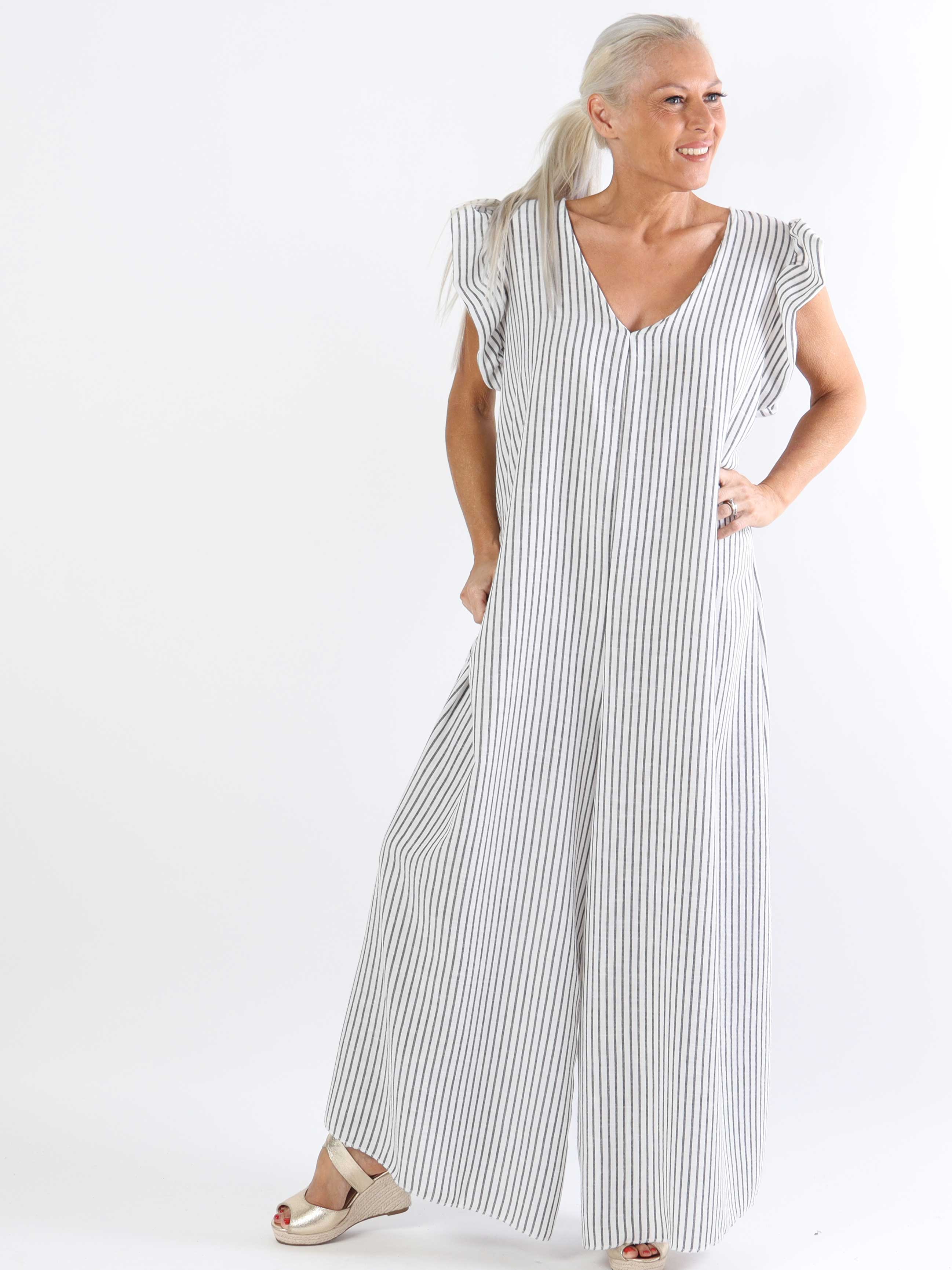 Steffy - Sød stribet plus size buksedragt med flæseærmer