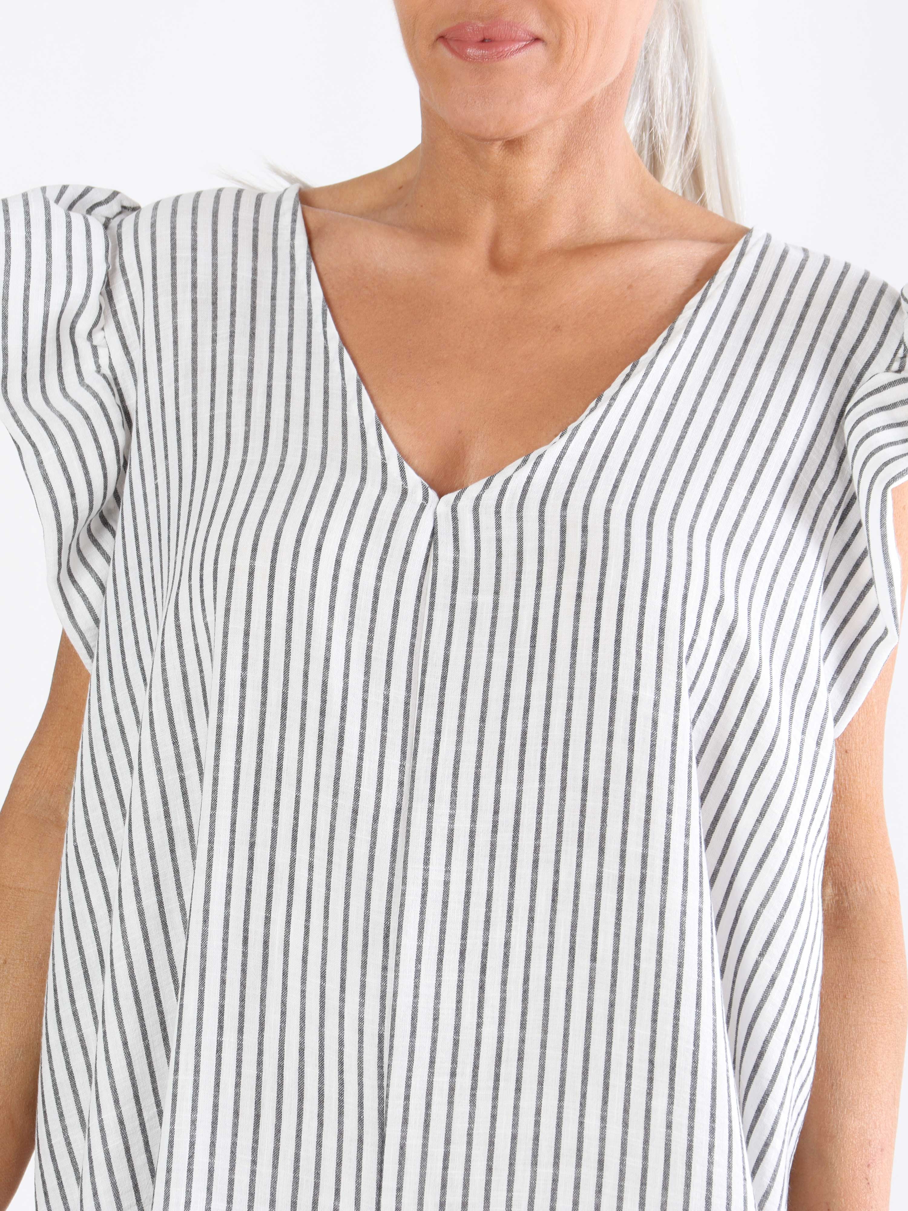 Steffy - Sød stribet plus size buksedragt med flæseærmer