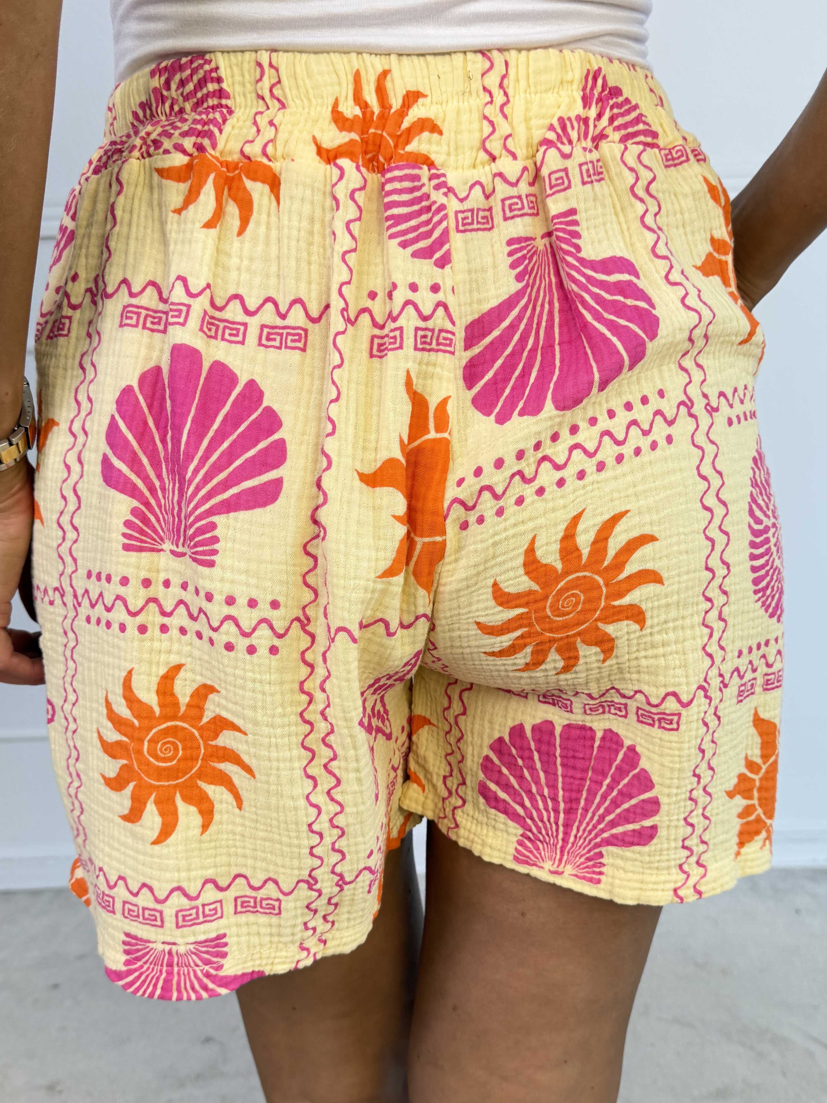 Stevie Summer - Plus size shorts i bomulds musselin-stof med sommermotiver
