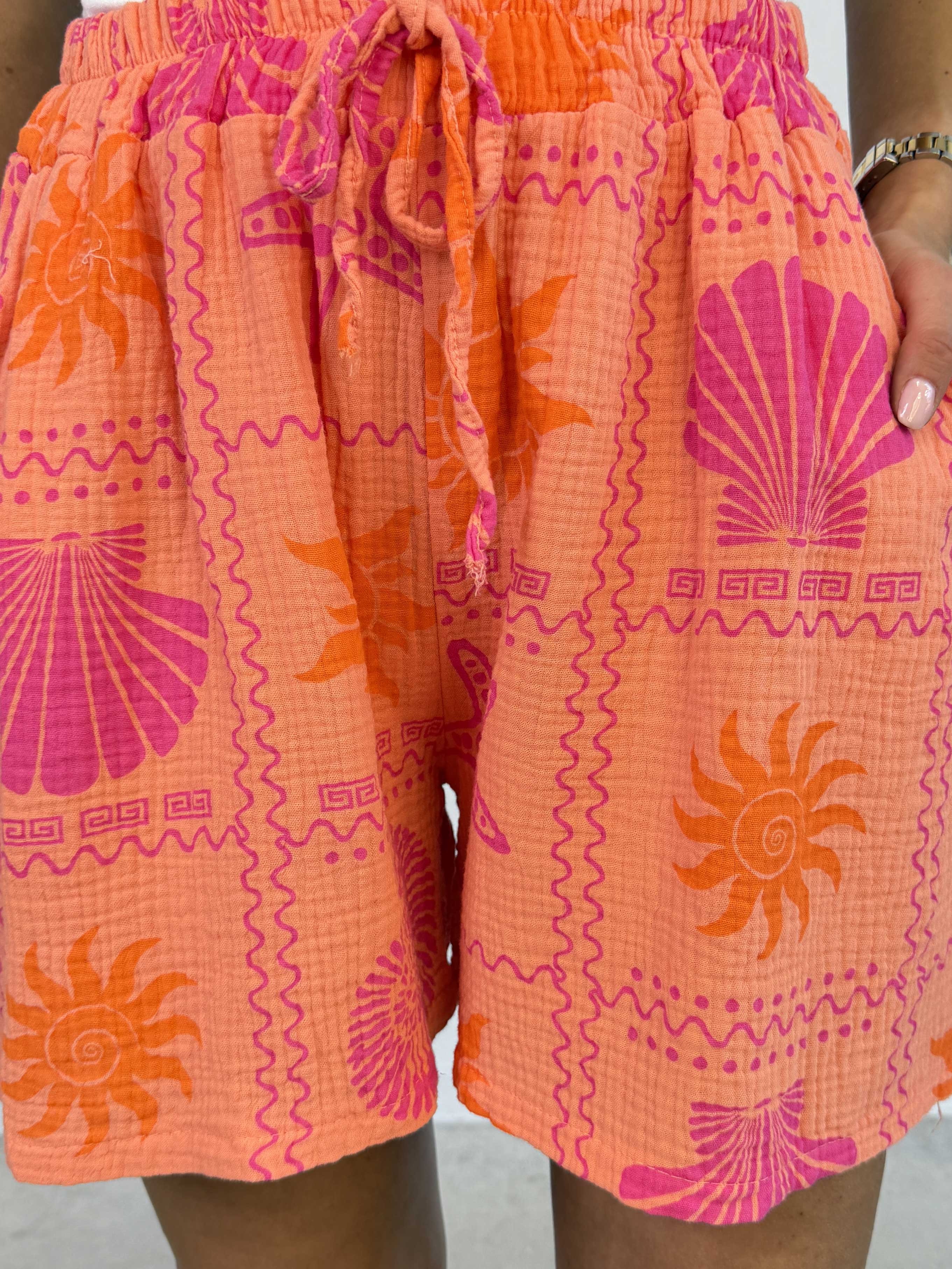 Stevie Summer - Plus size shorts i bomulds musselin-stof med sommermotiver