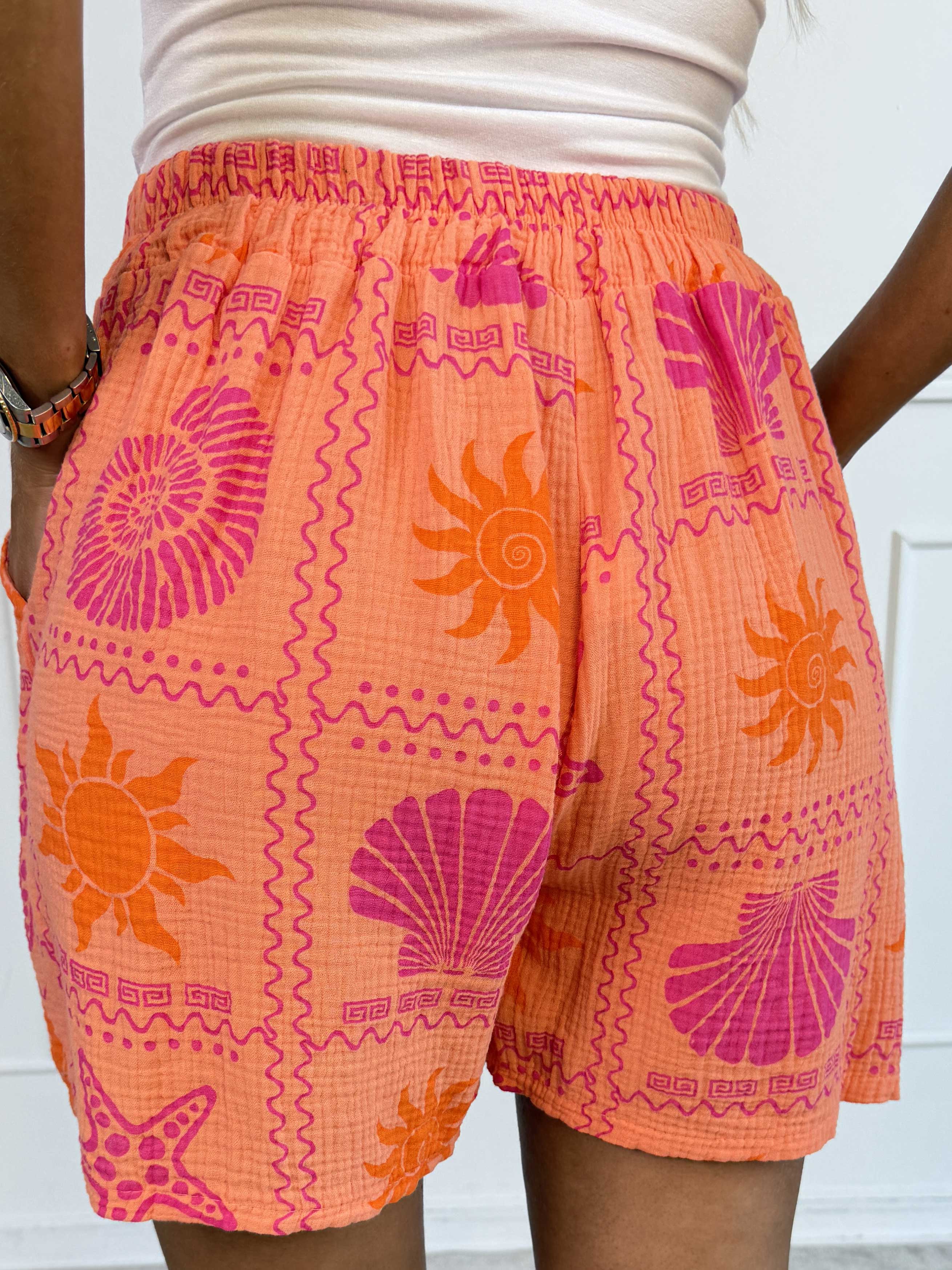 Stevie Summer - Plus size shorts i bomulds musselin-stof med sommermotiver