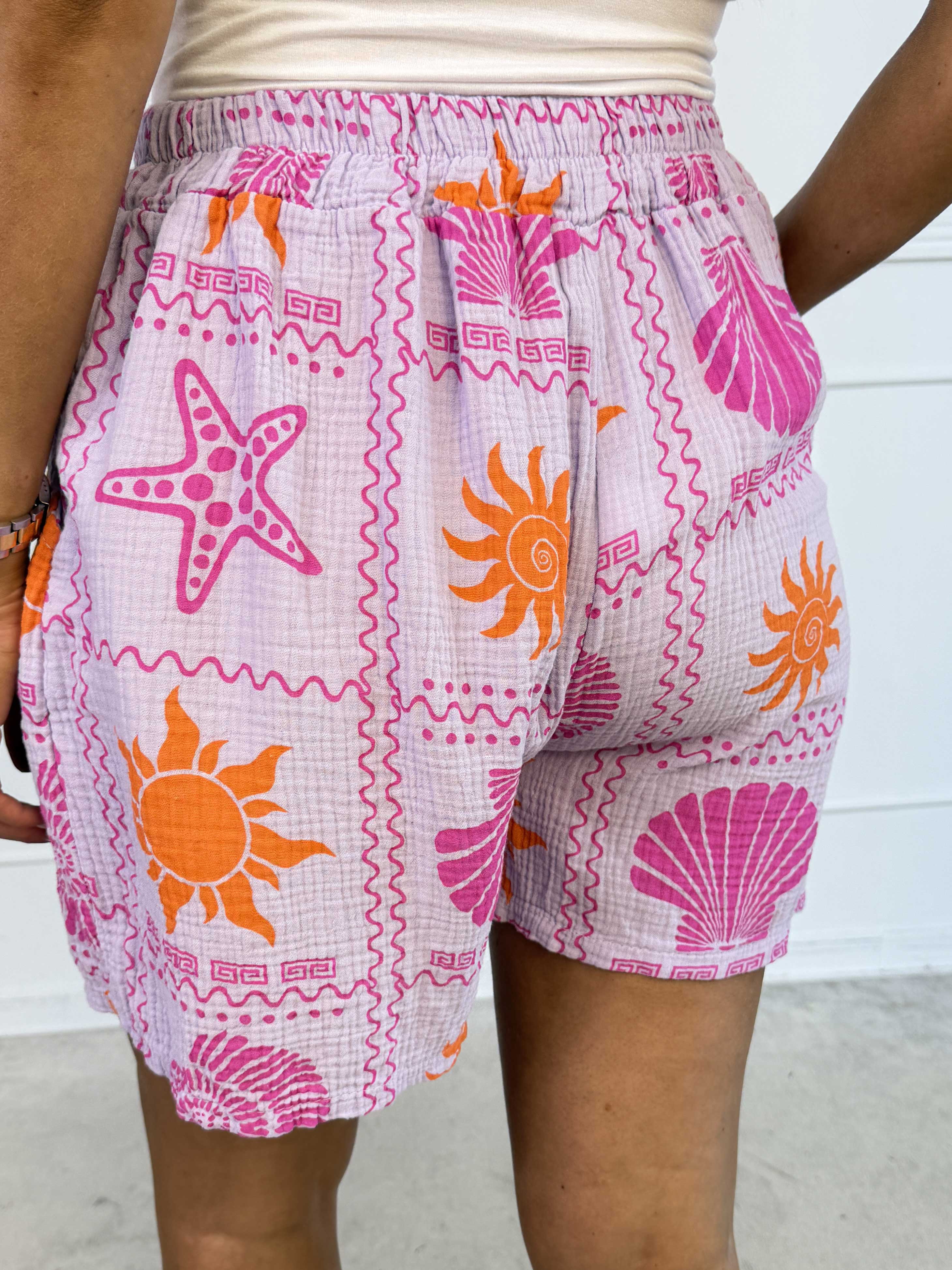 Stevie Summer - Bløde shorts i bomulds musselin-stof med sommermotiver