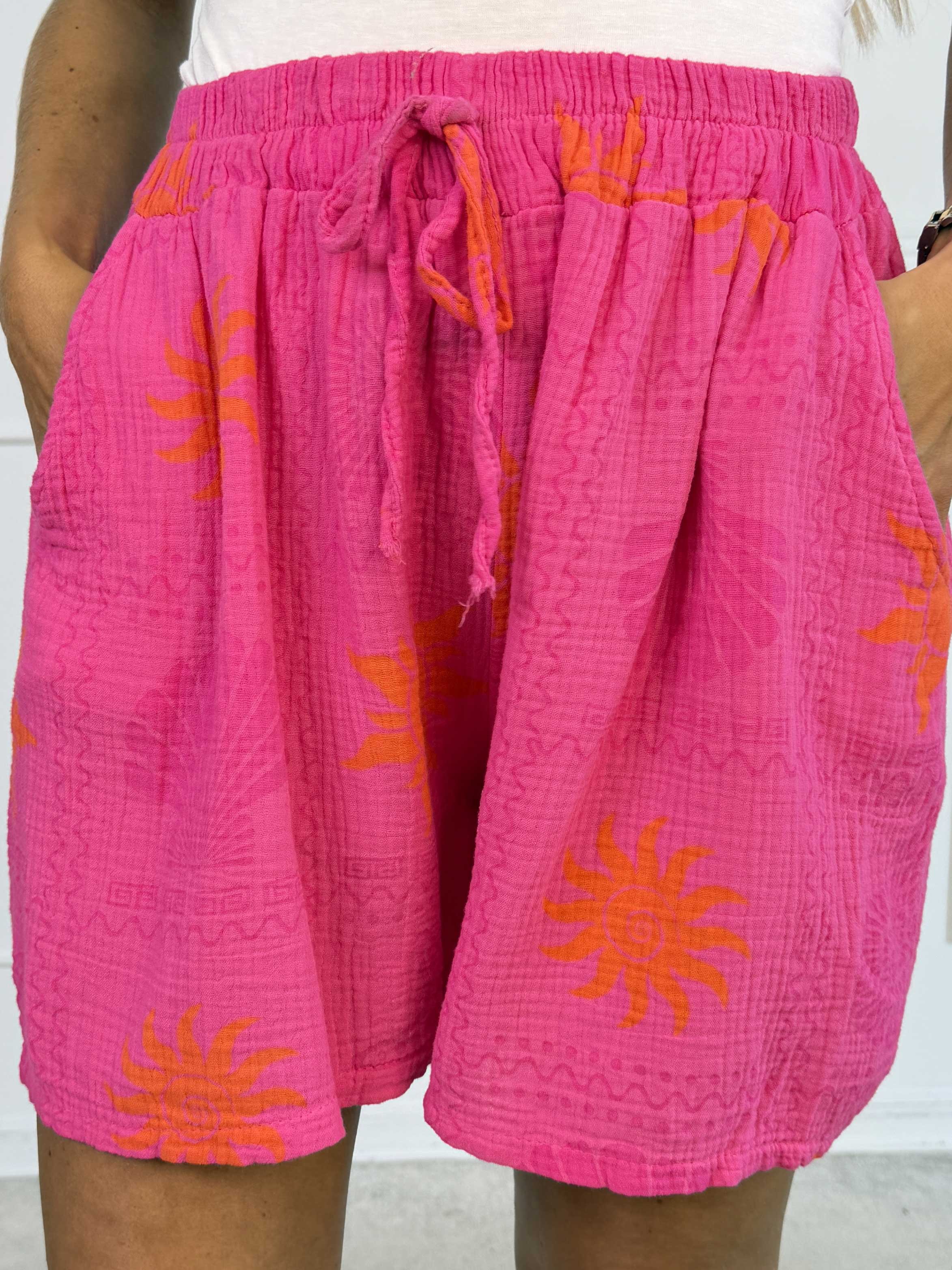 Stevie Summer - Bløde shorts i bomulds musselin-stof med sommermotiver