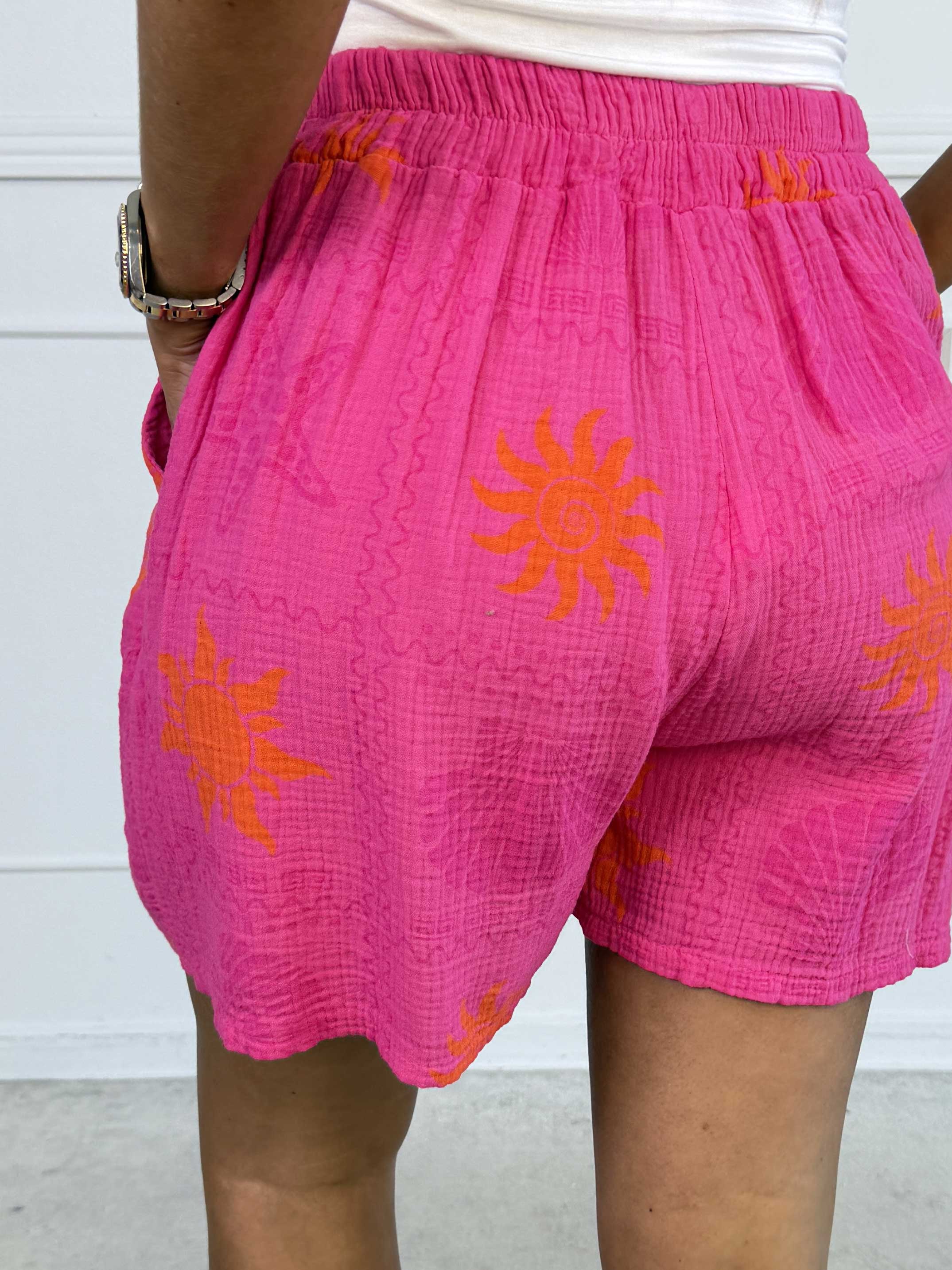 Stevie Summer - Plus size shorts i bomulds musselin-stof med sommermotiver
