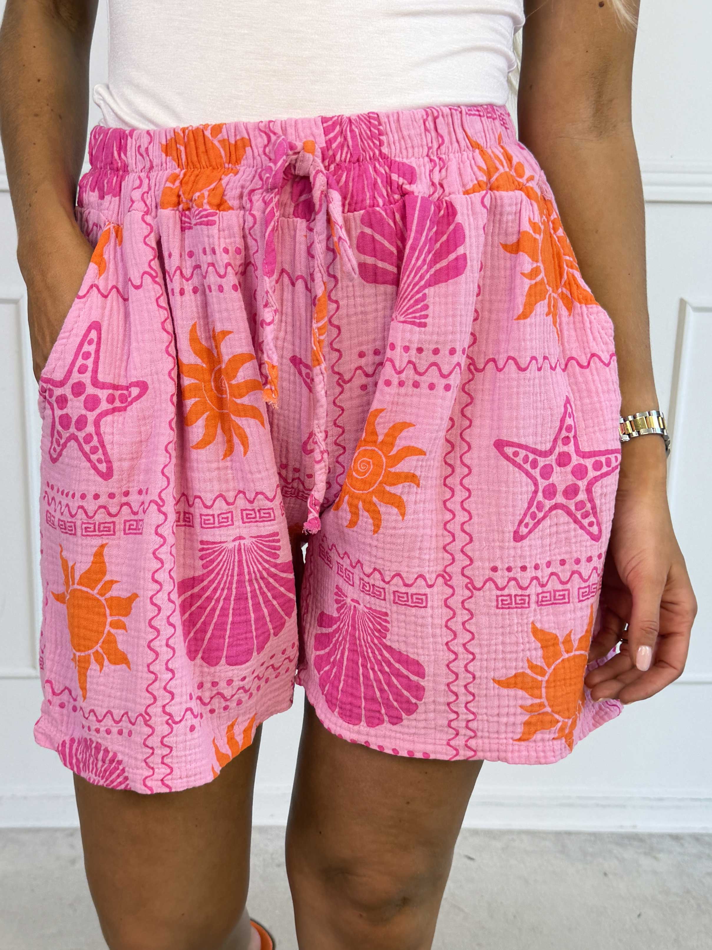 Stevie Summer - Plus size shorts i bomulds musselin-stof med sommermotiver