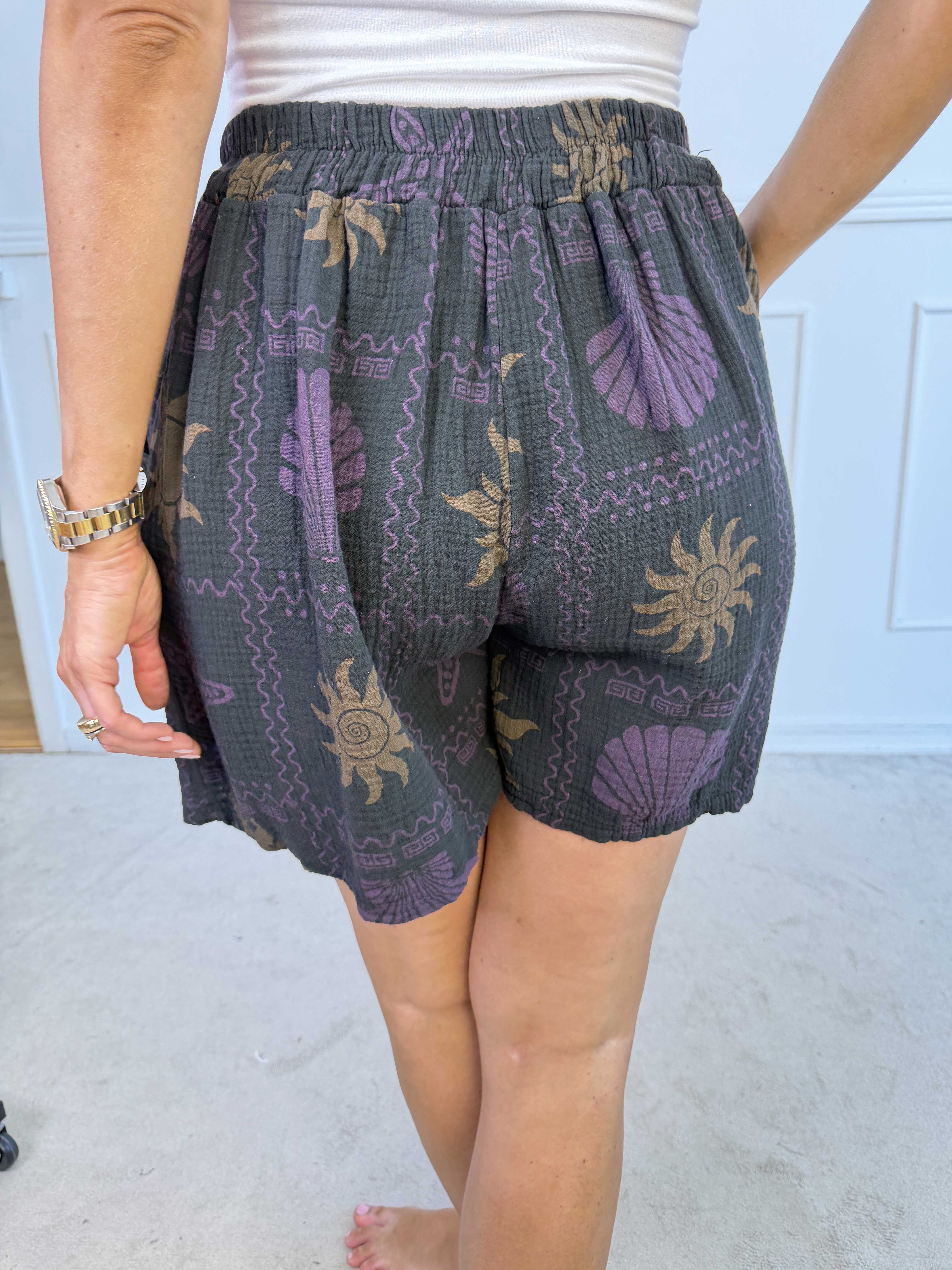 Stevie Summer - Plus size shorts i bomulds musselin-stof med sommermotiver