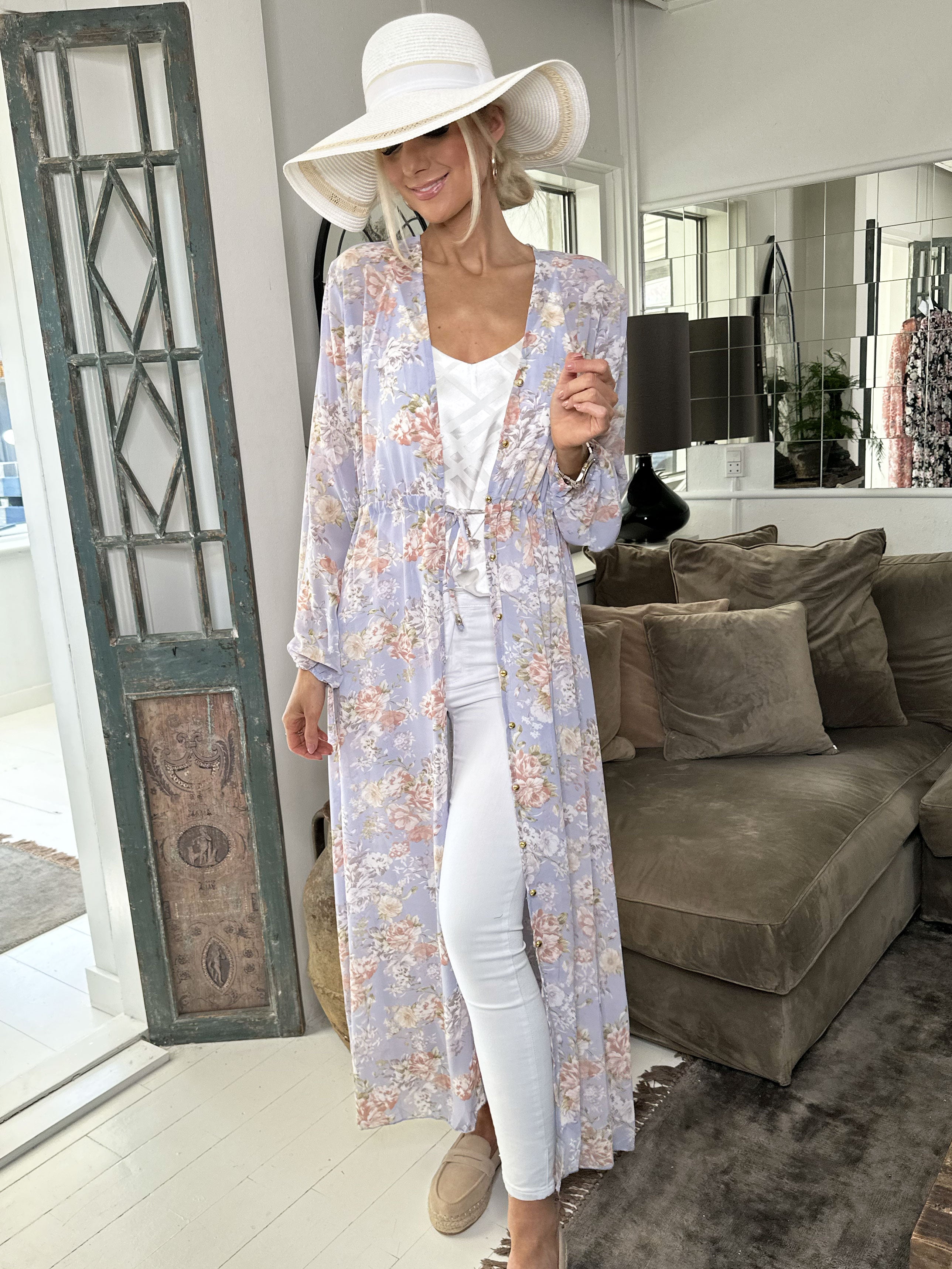 Stine - Sød lang kimono med blomsterprint