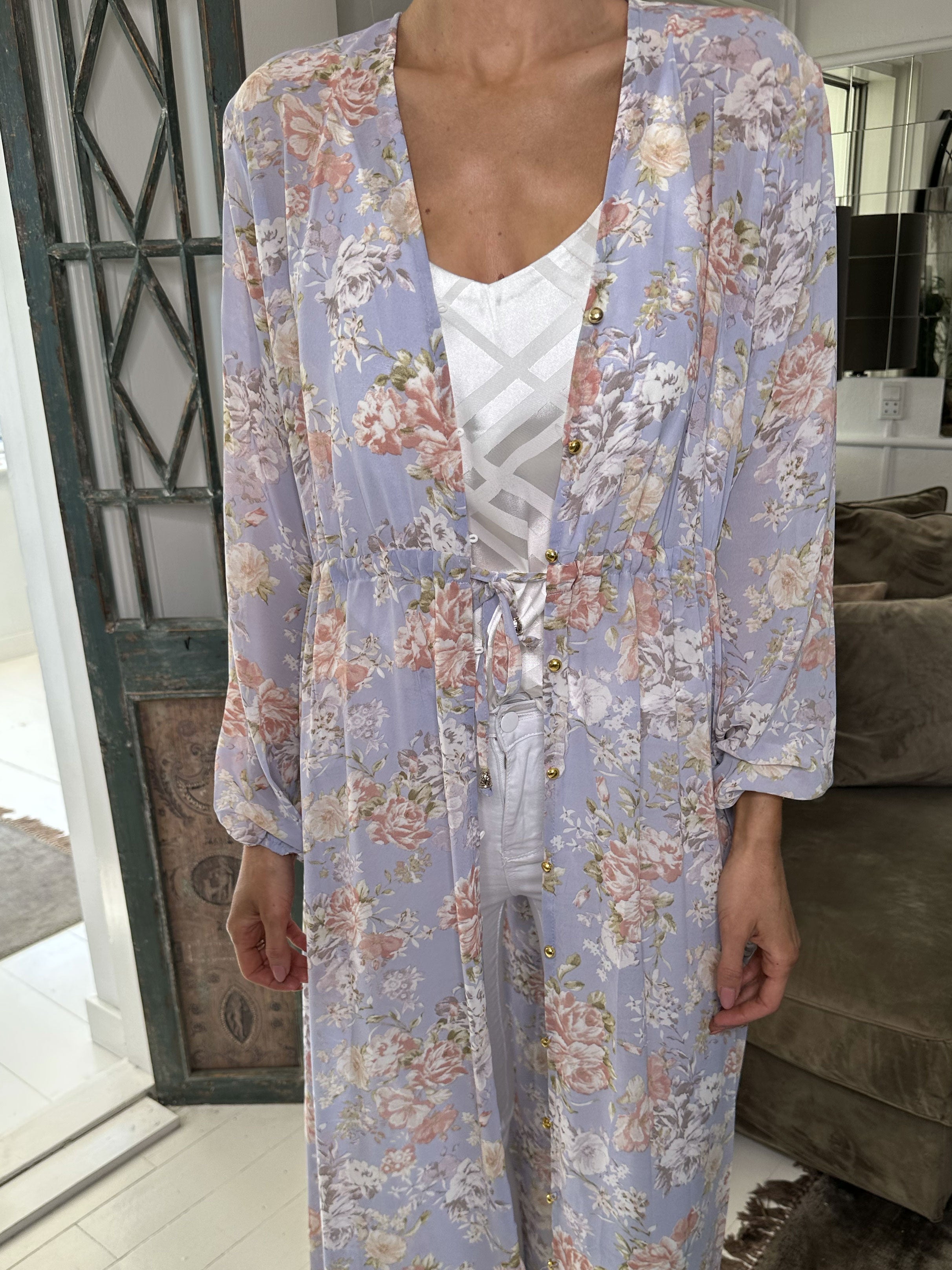 Stine - Sød lang kimono med blomsterprint