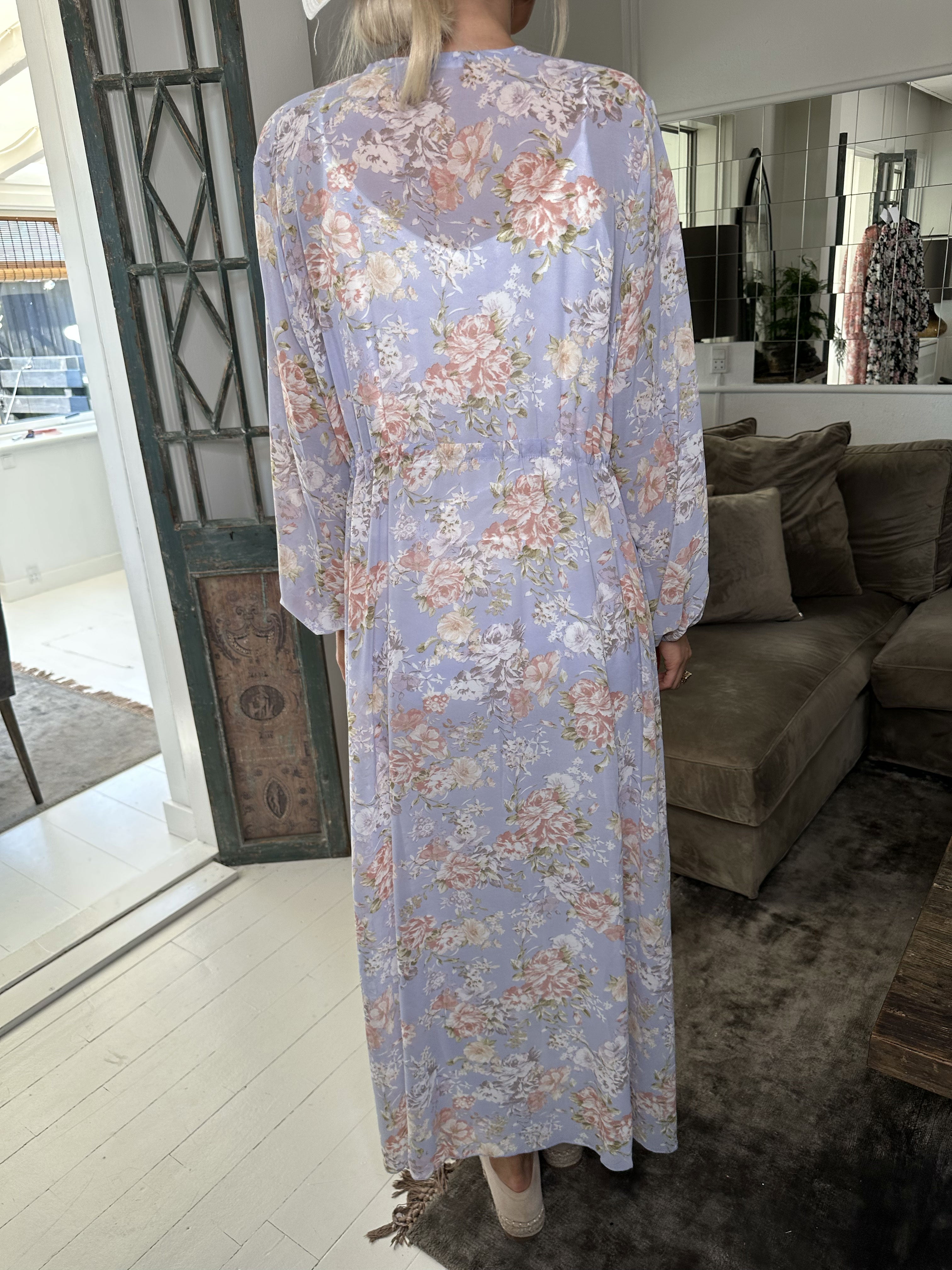 Stine - Sød lang kimono med blomsterprint