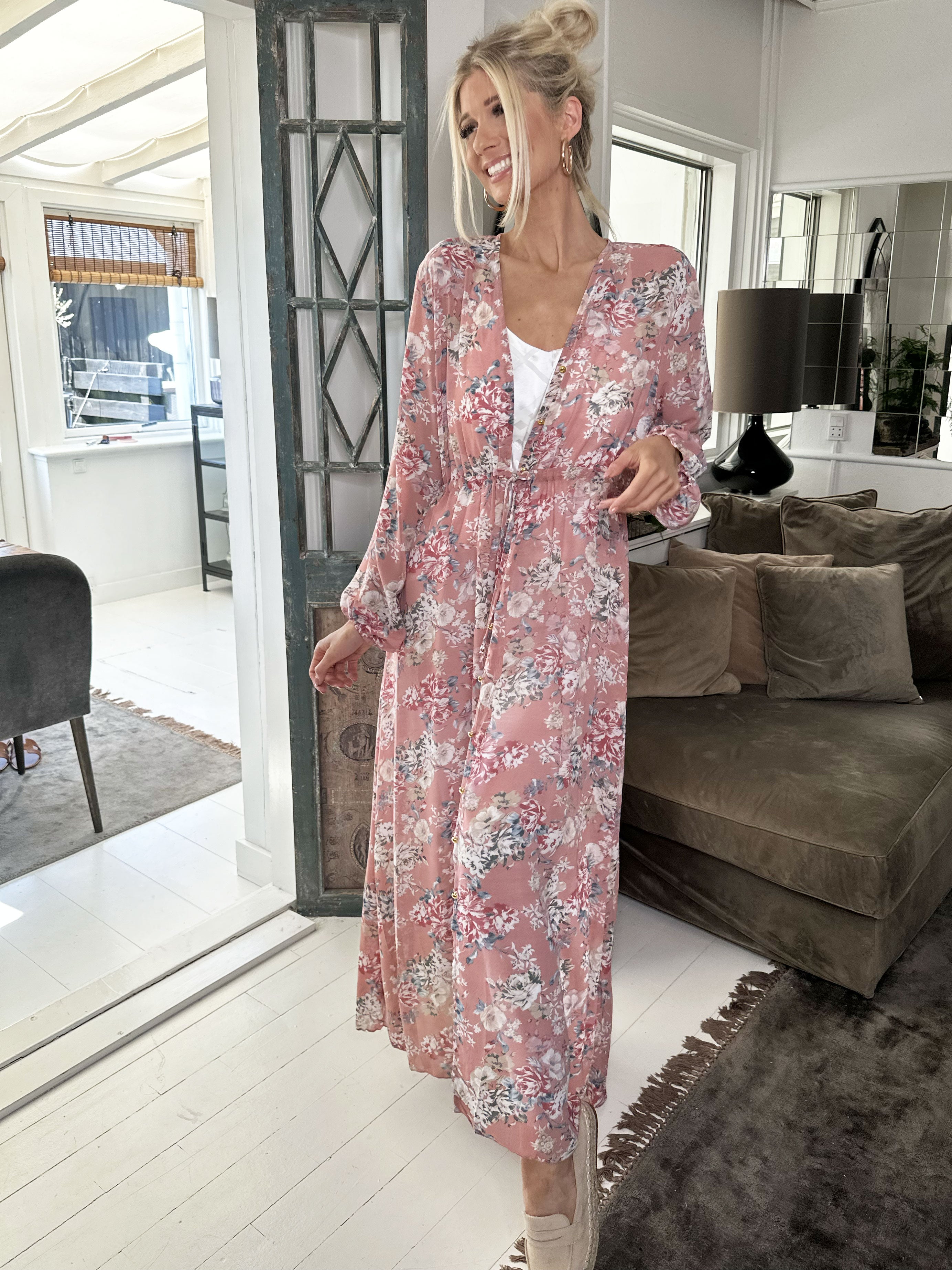 Stine - Sød lang kimono med blomsterprint