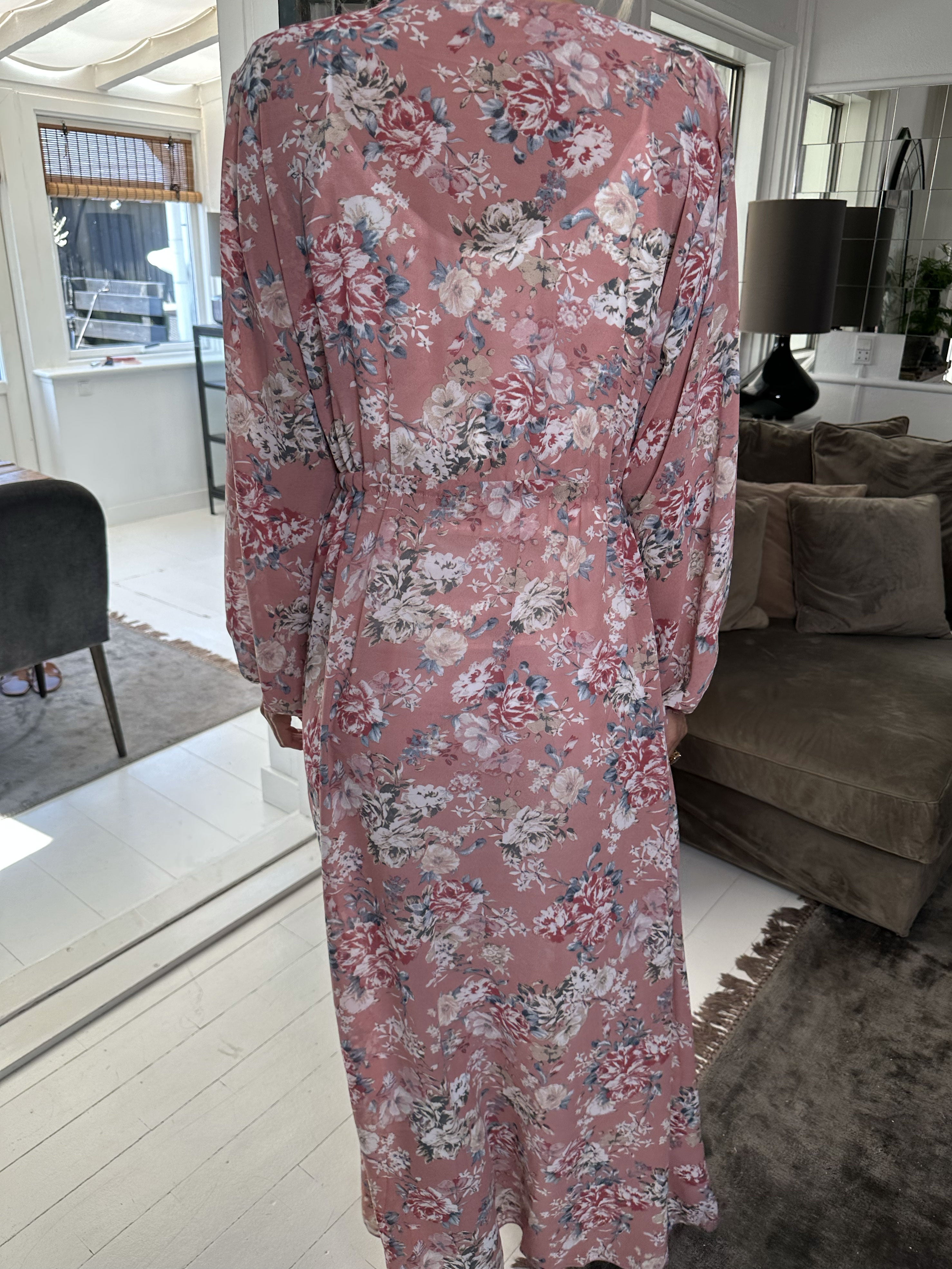 Stine - Sød lang kimono med blomsterprint