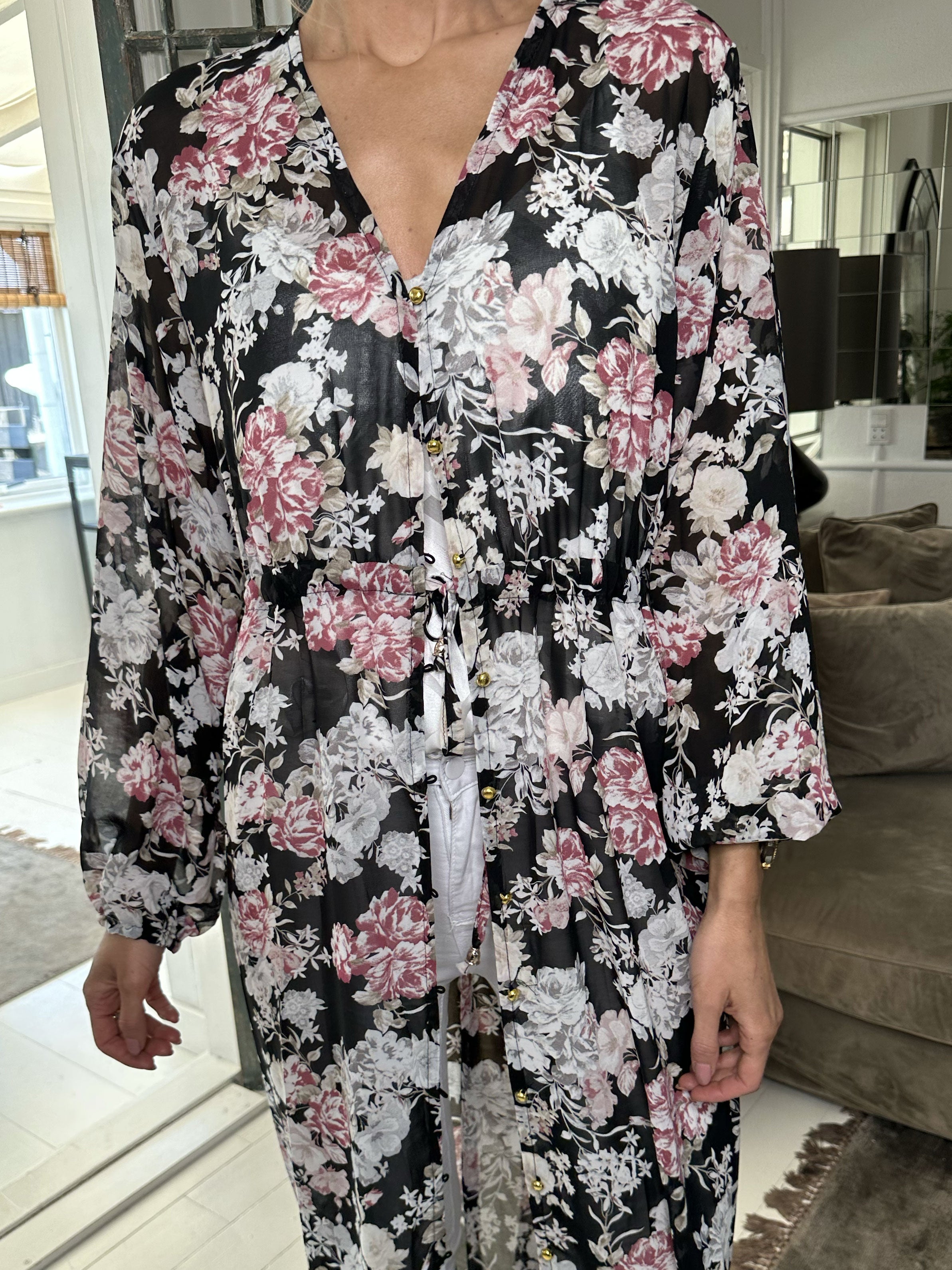 Stine - Sød lang kimono med blomsterprint