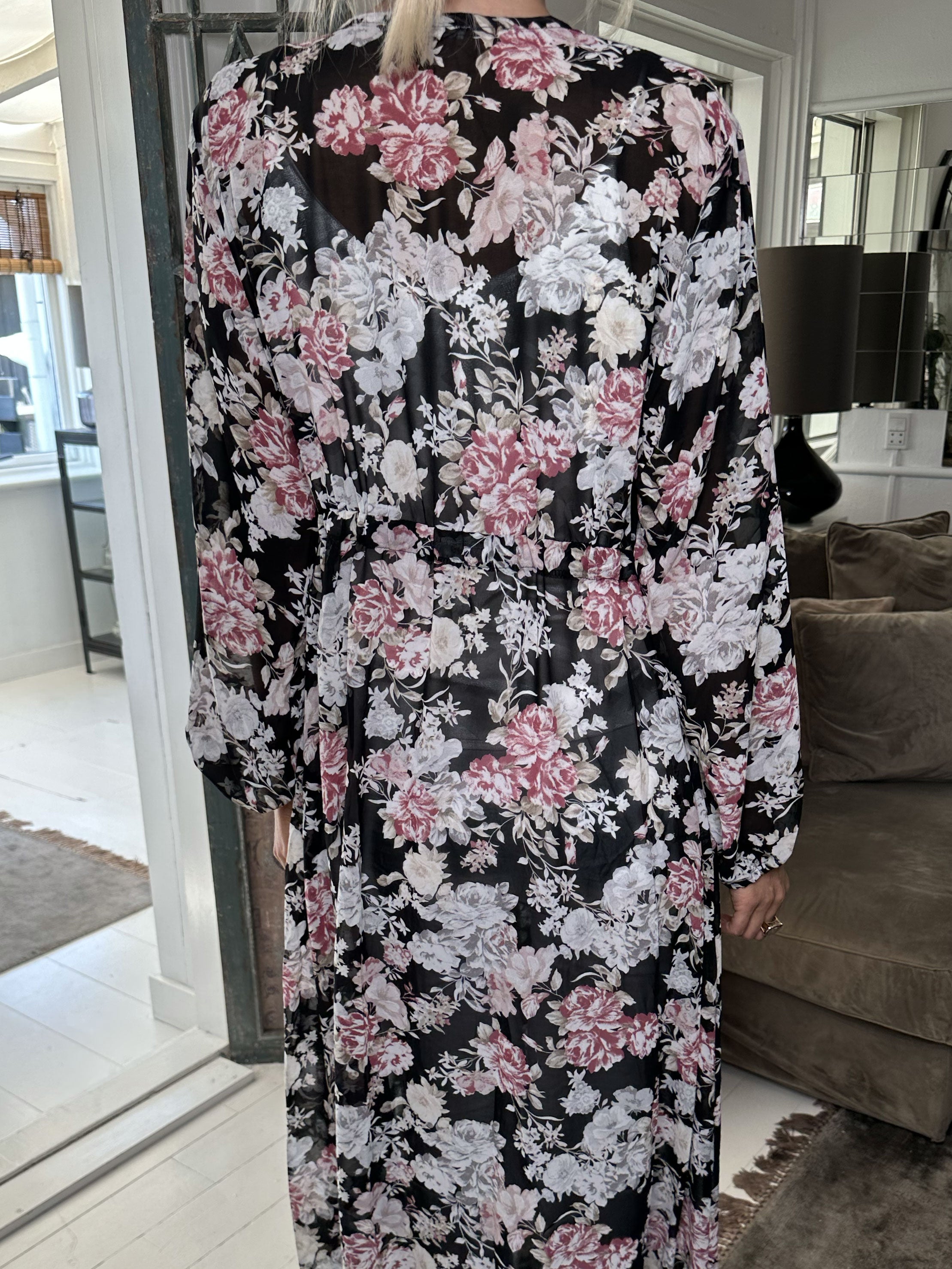 Stine - Sød lang kimono med blomsterprint
