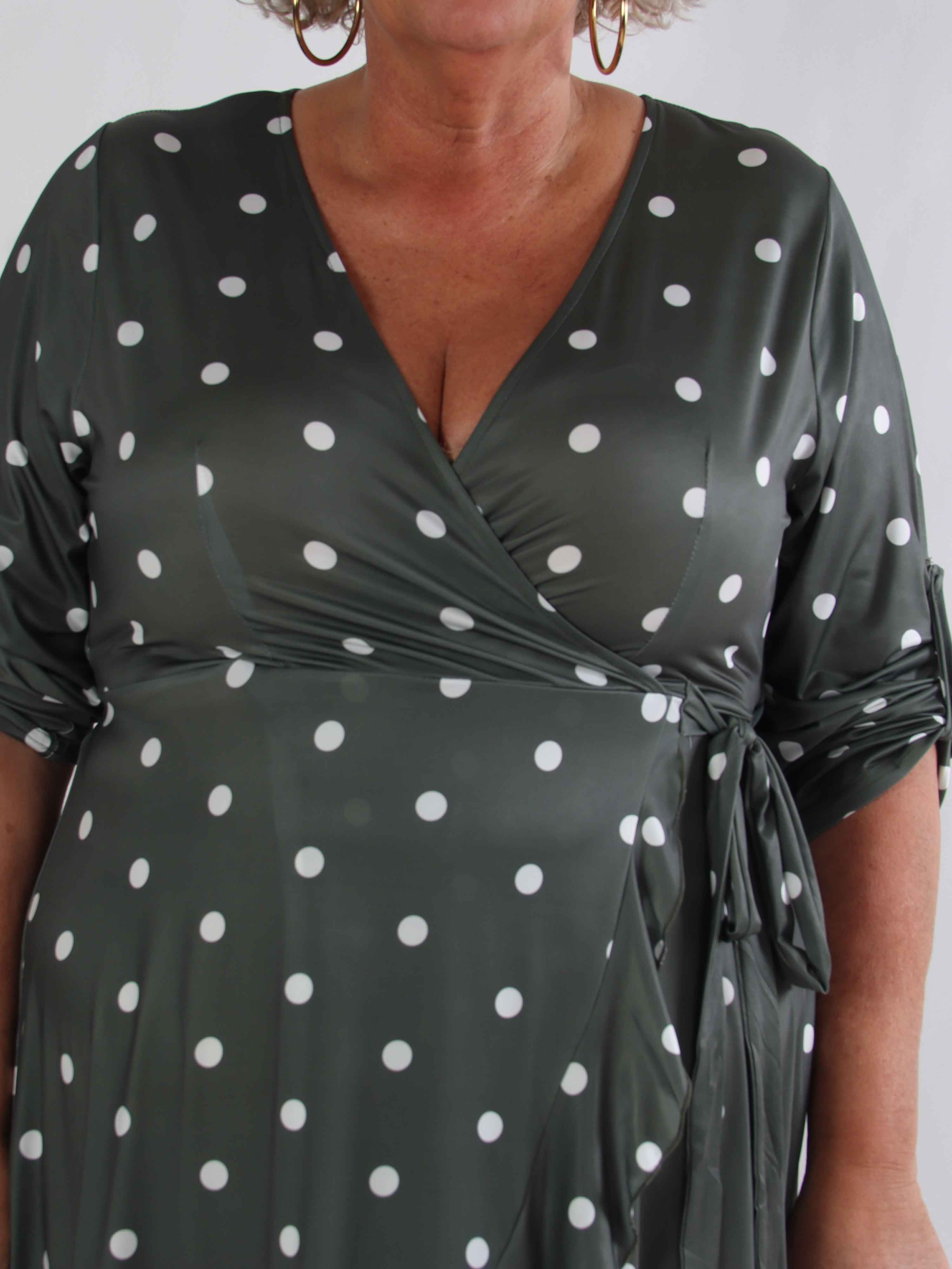 Savina Dot - Elastisk plus size kjole i slå-om-look med prikker