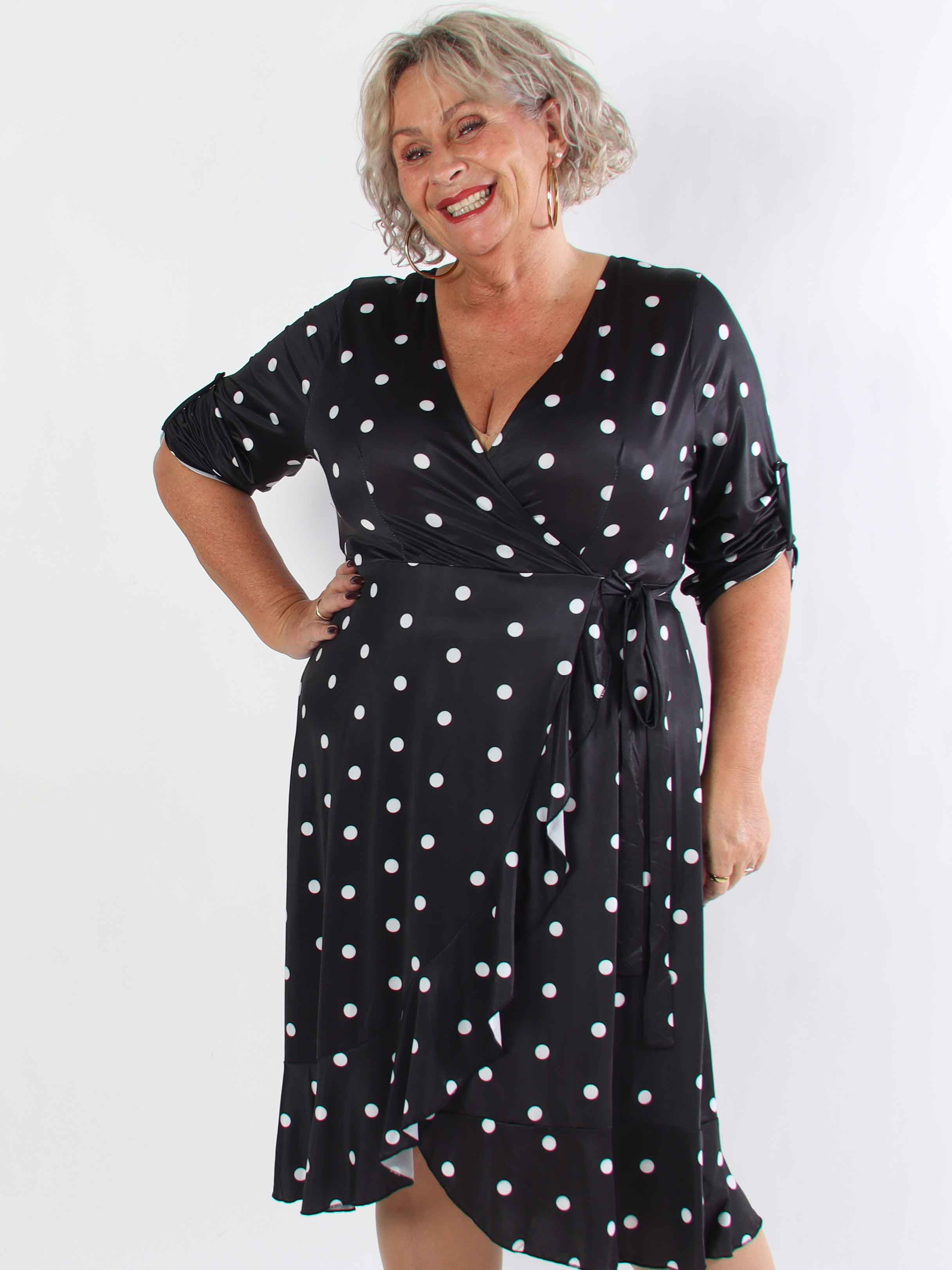 Savina Dot - Elastisk plus size kjole i slå-om-look med prikker