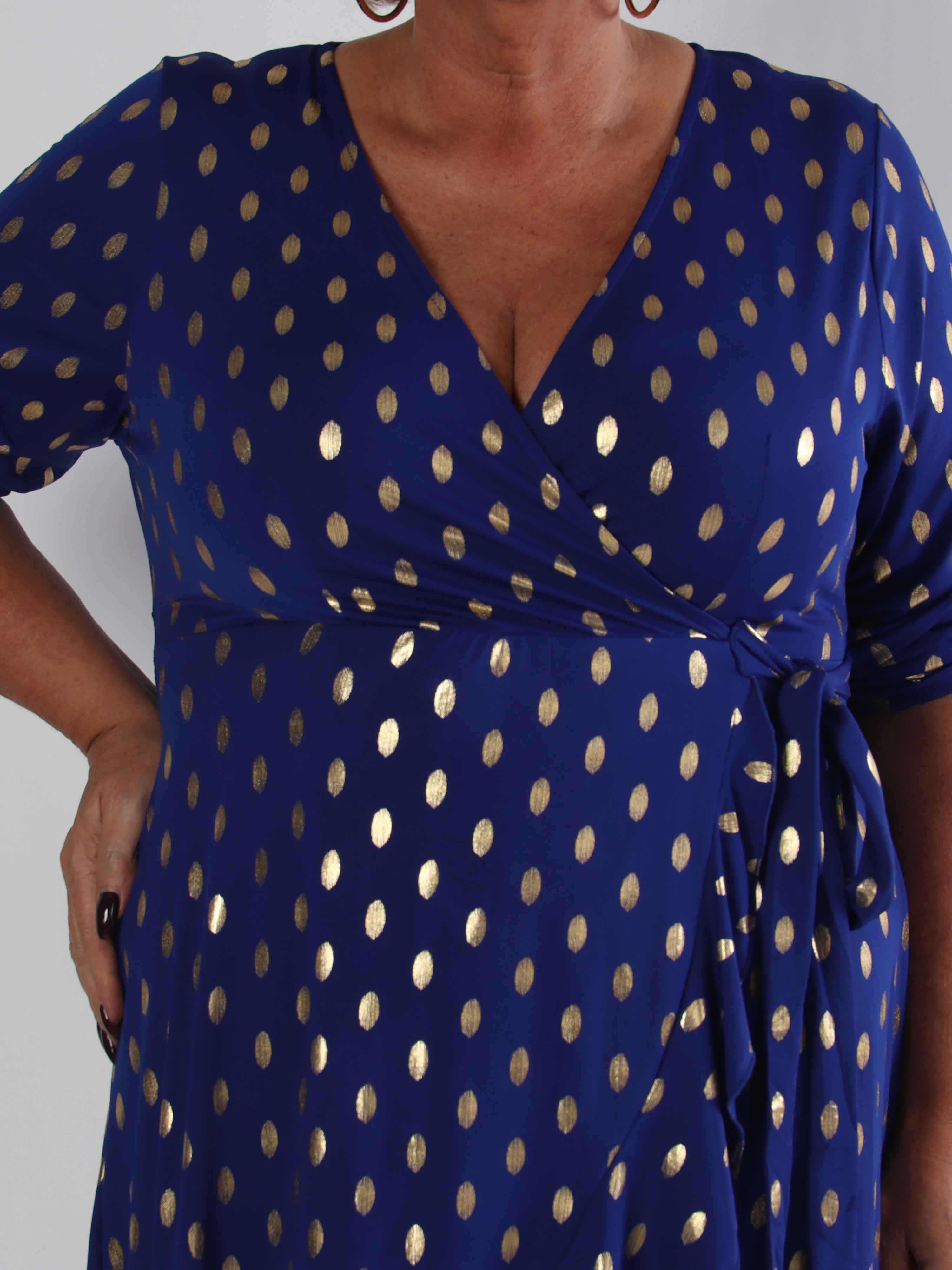 Savina Gold - Elastisk plus size kjole i slå-om-look med guld dutter