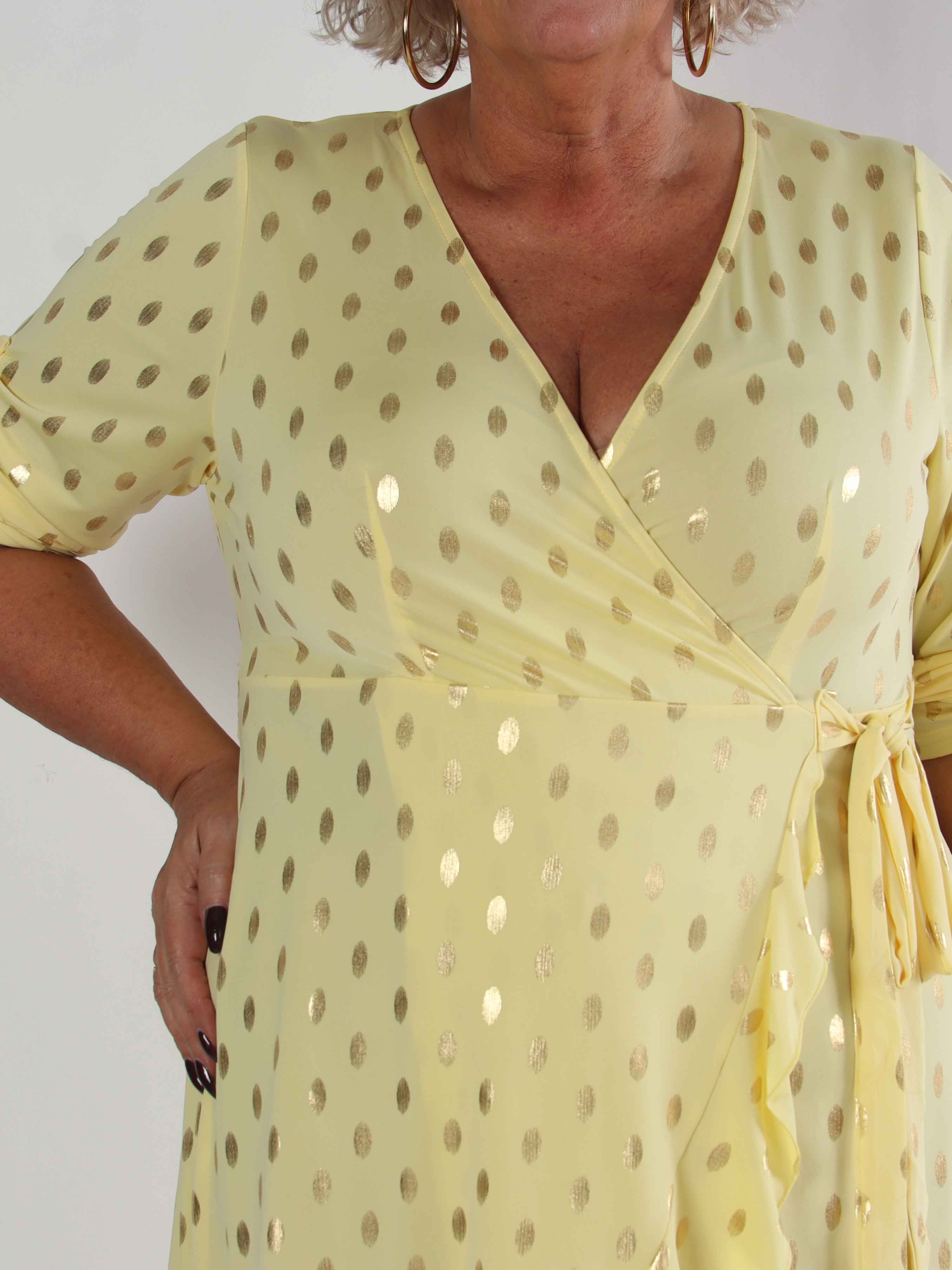Savina Gold - Elastisk plus size kjole i slå-om-look med guld dutter