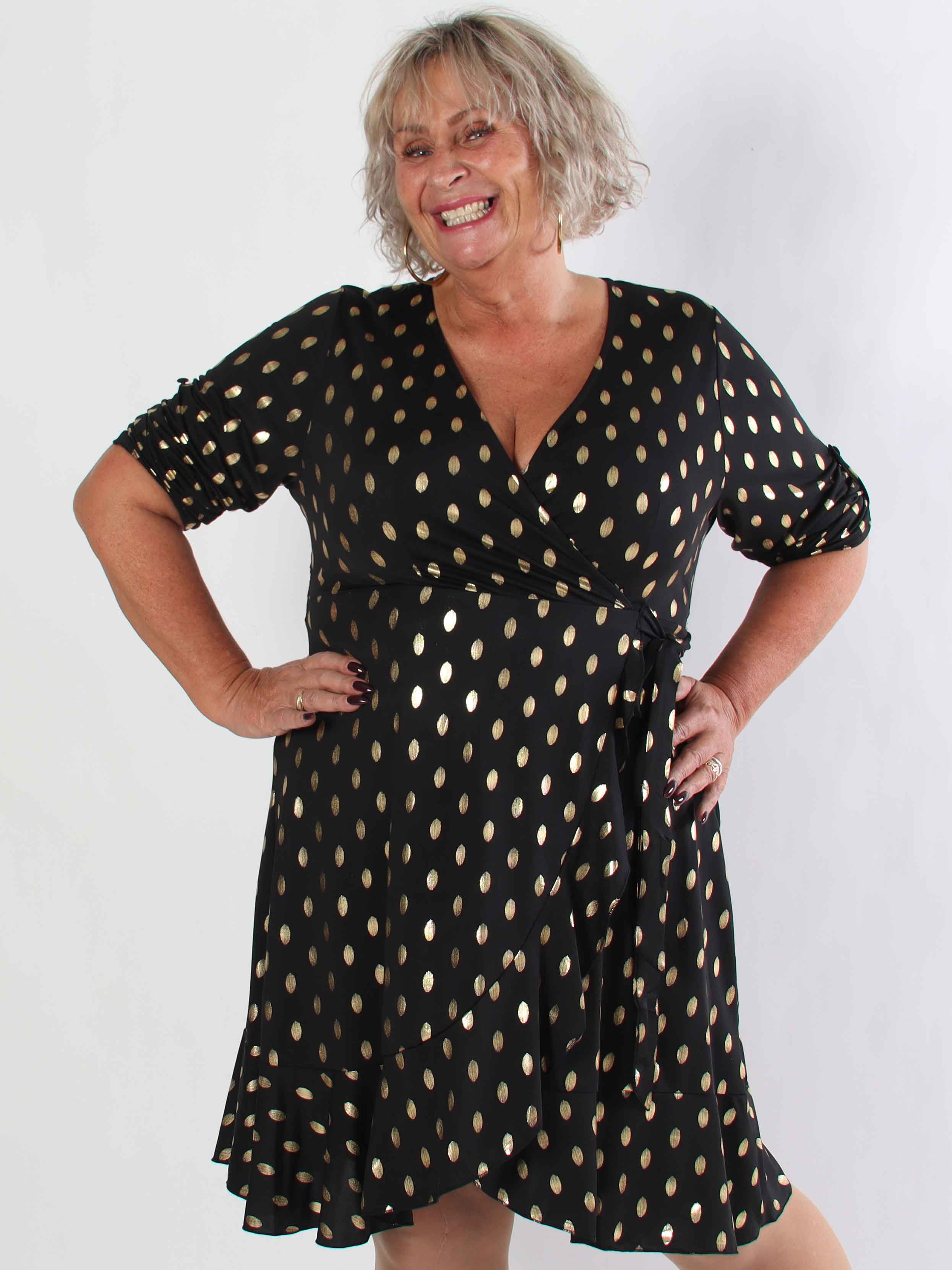 Savina Gold - Elastisk plus size kjole i slå-om-look med guld dutter