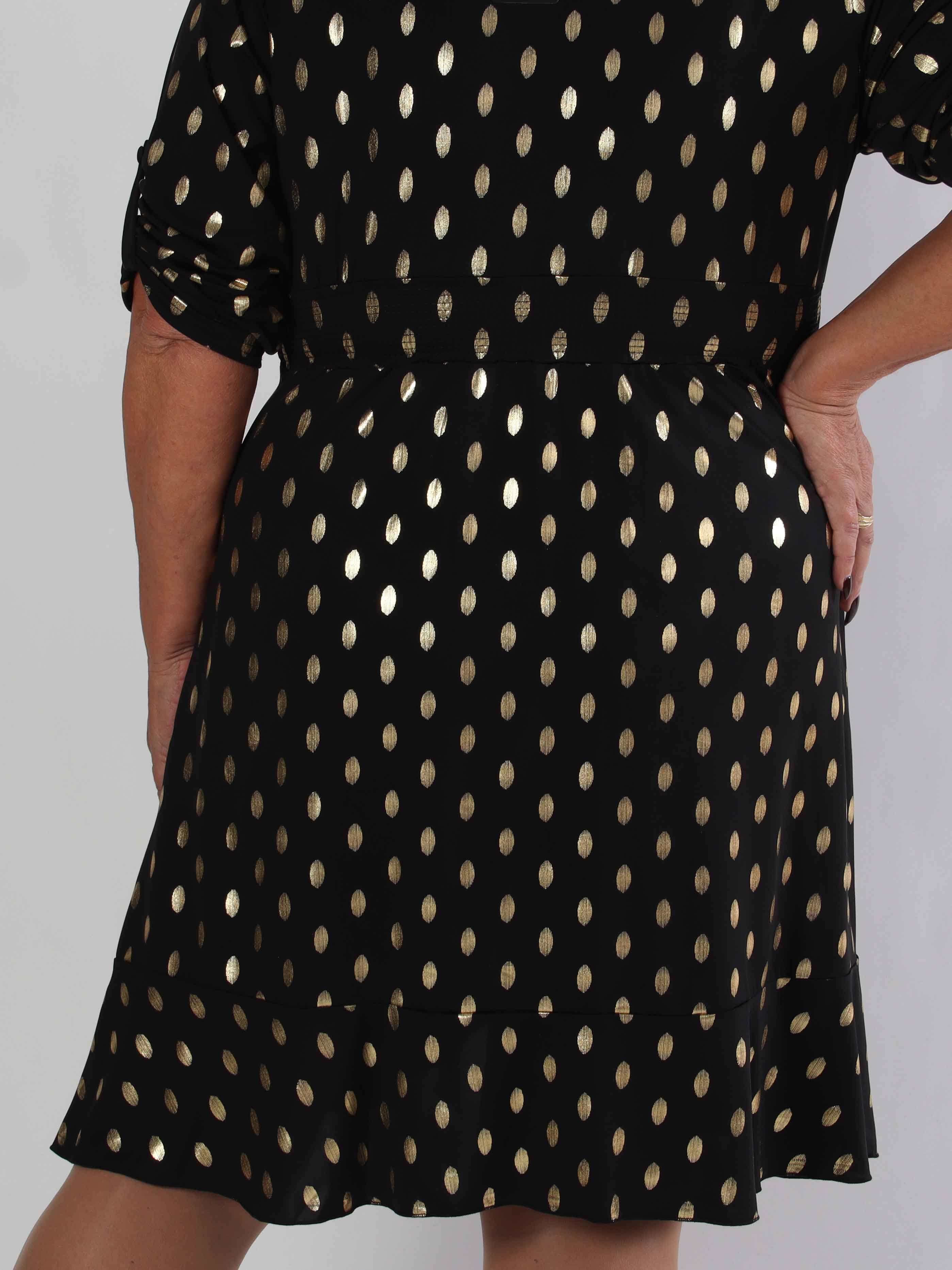 Savina Gold - Elastisk plus size kjole i slå-om-look med guld dutter