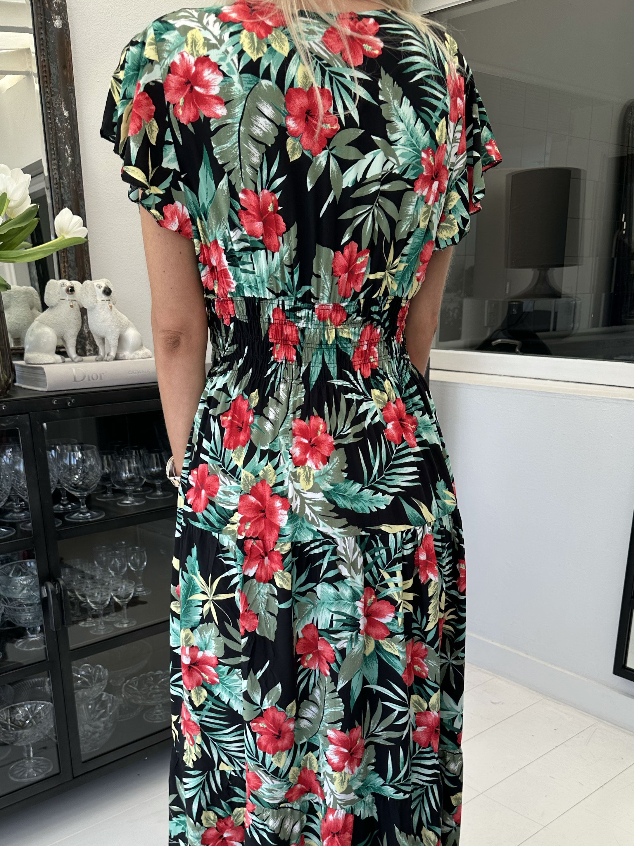 Summer Amada - Fin sommerkjole med blomsterprint og træknapper