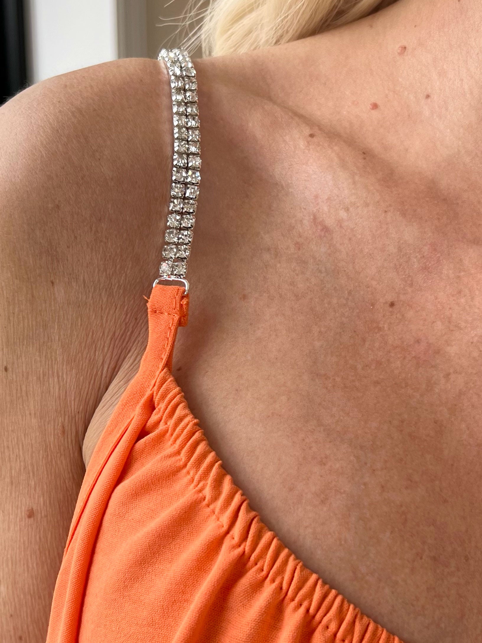 Sunara - Stropkjole i blød viskose med fine similisten på stropperne