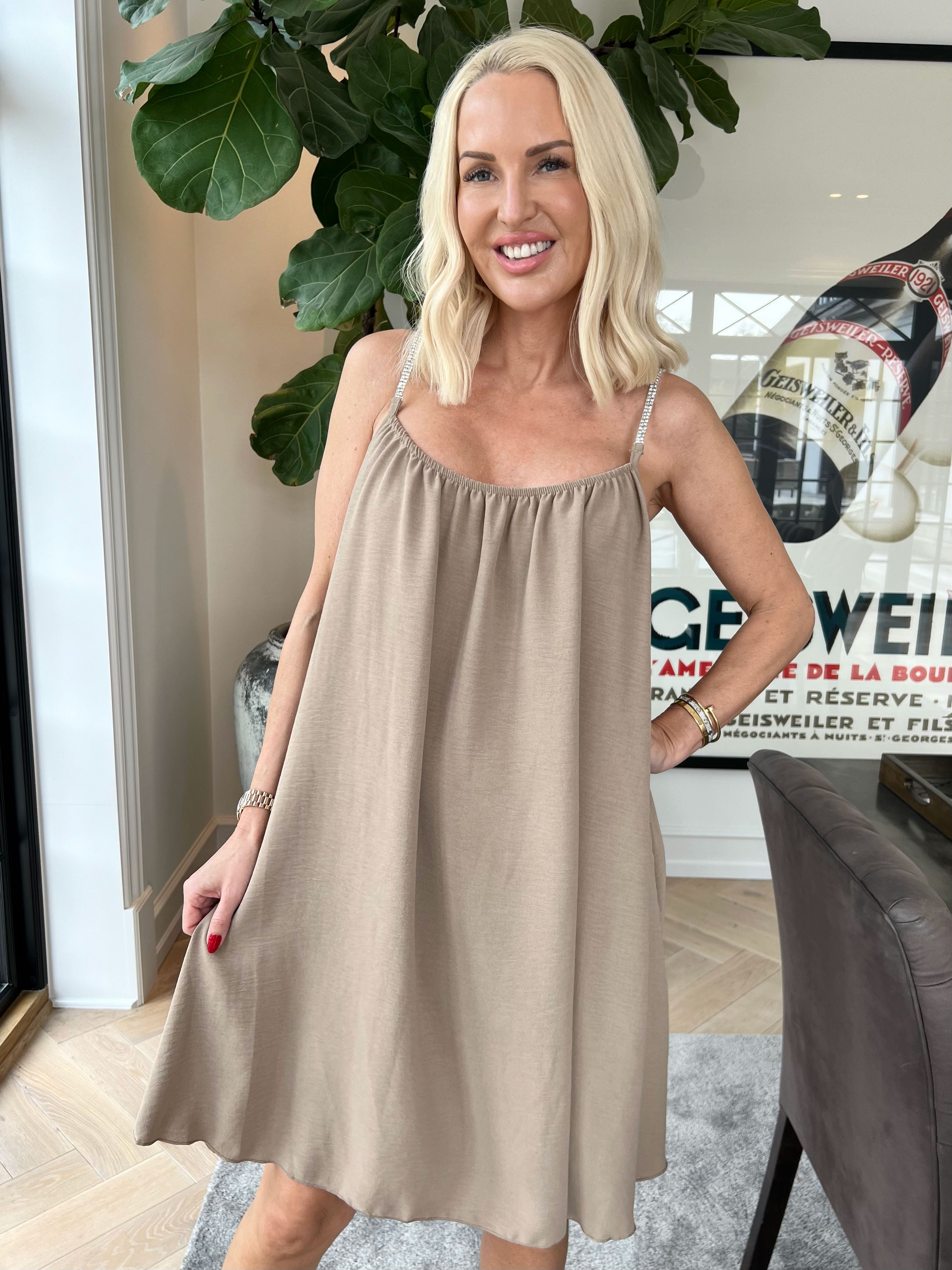 Sunara - Stropkjole i blød viskose med fine similisten på stropperne