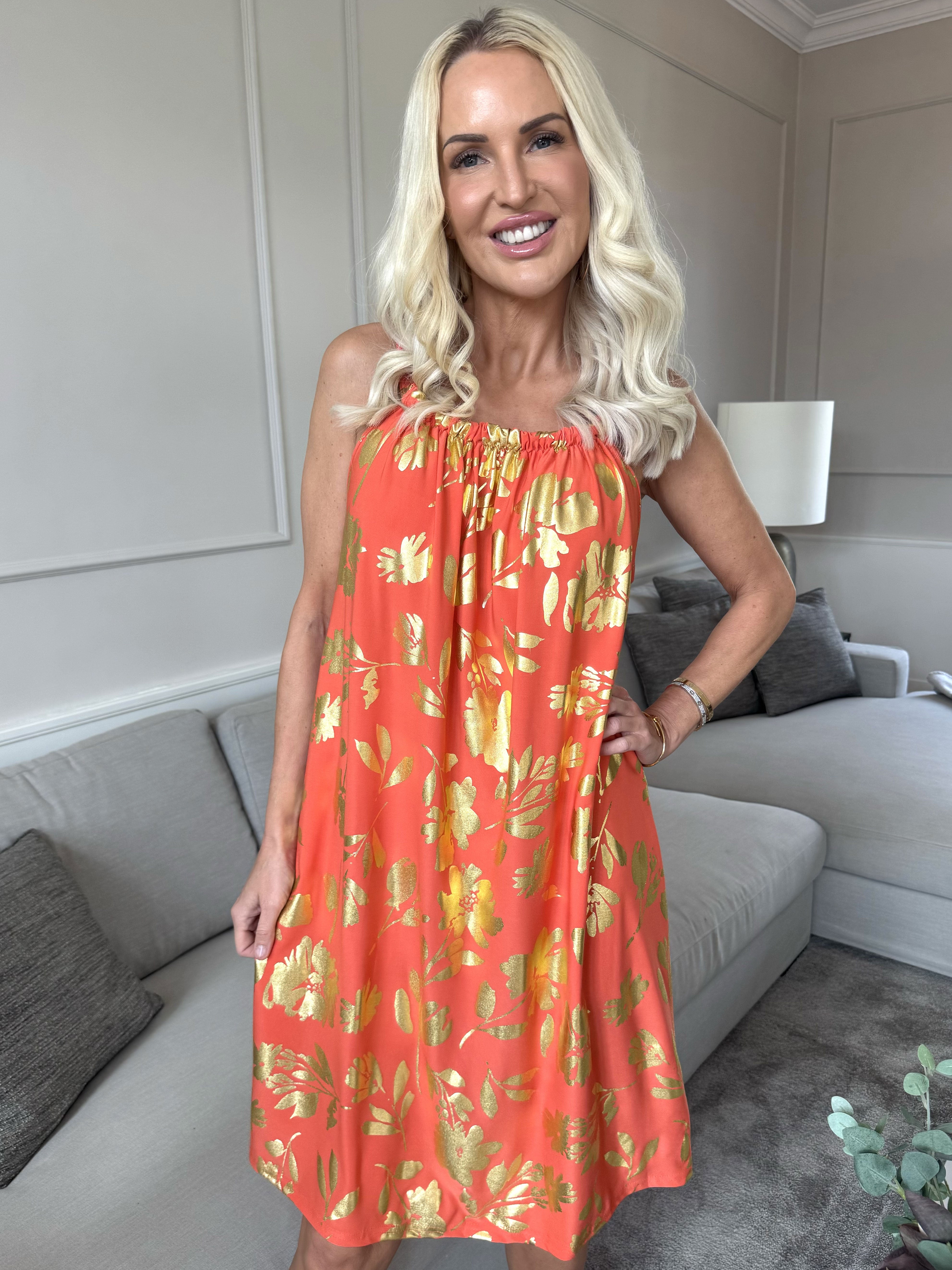 SunLove Gold Flower - Elastisk stropkjole med store guldblade