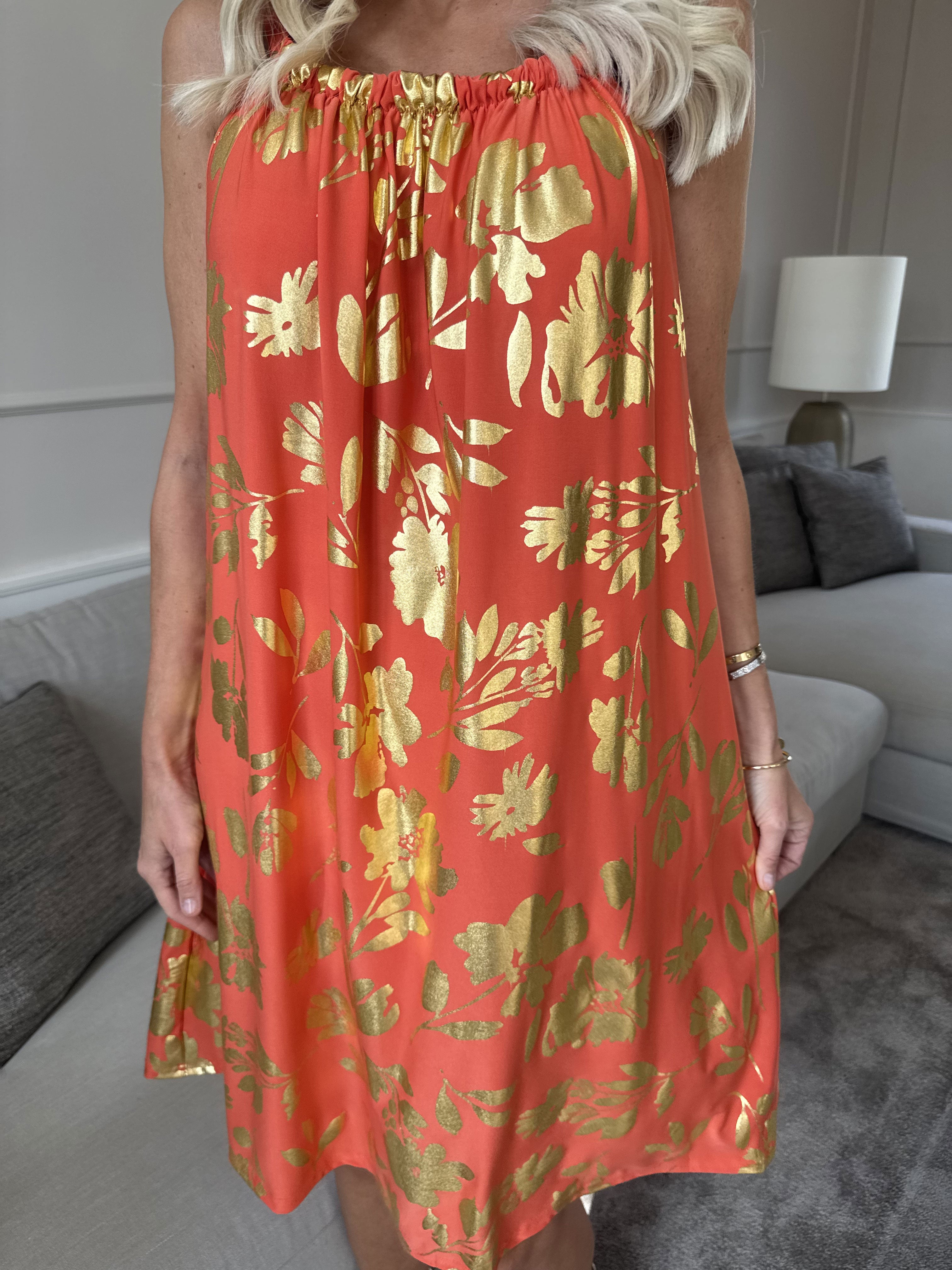 SunLove Gold Flower - Elastisk stropkjole med store guldblade