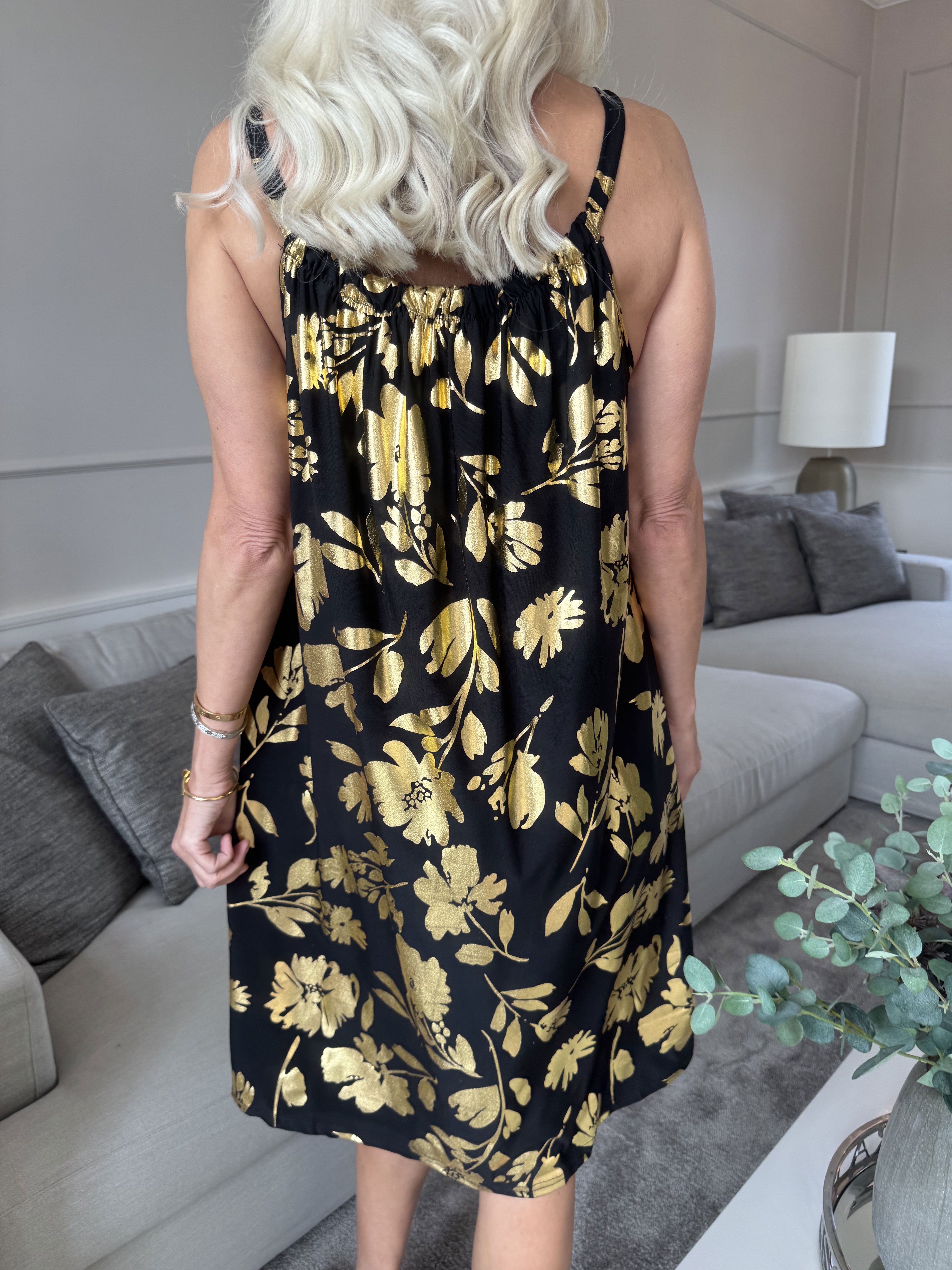 SunLove Gold Flower - Elastisk stropkjole med store guldblade