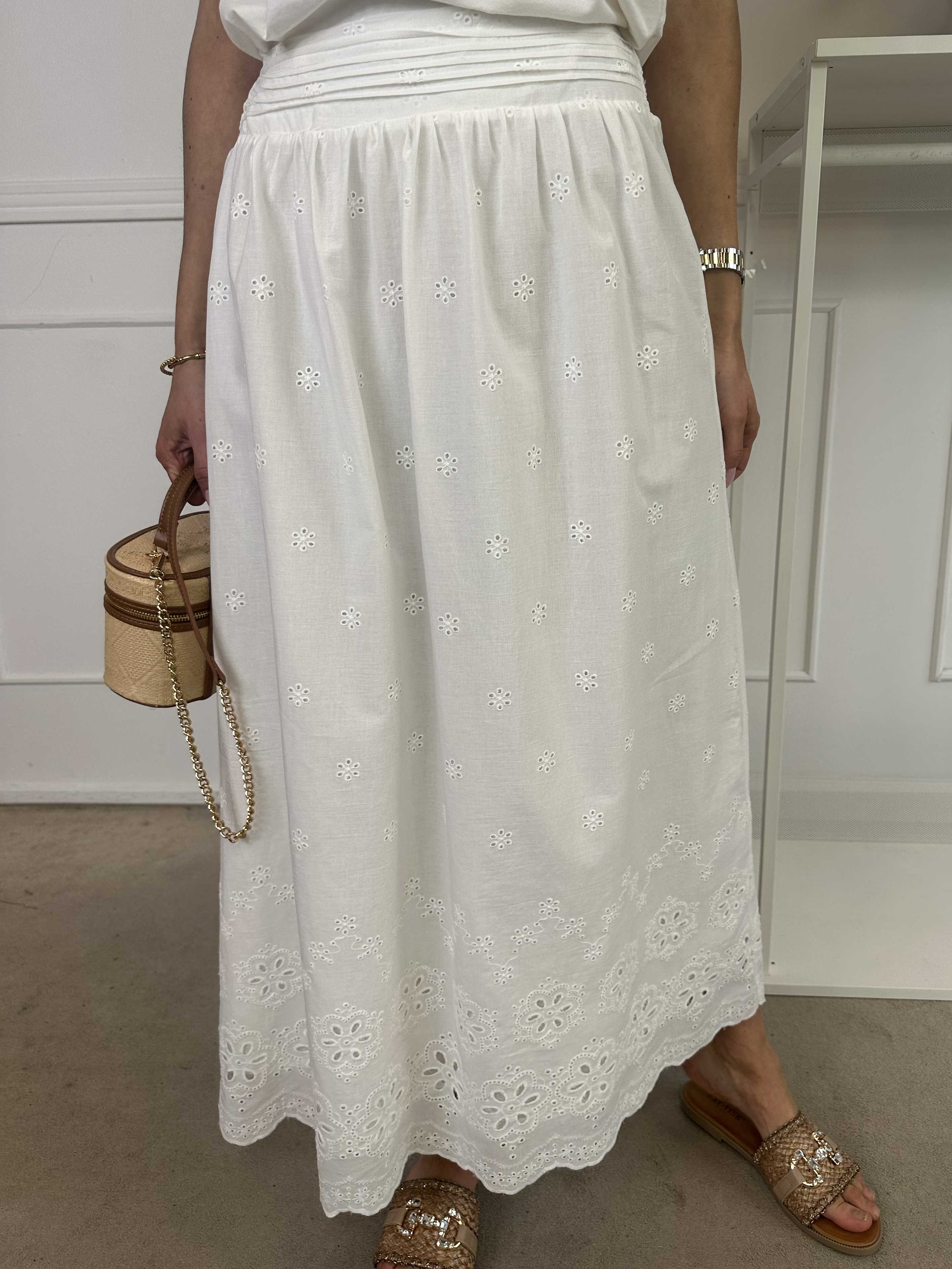 Susan - Sød hvid nederdel i bomuld med broderie anglaise