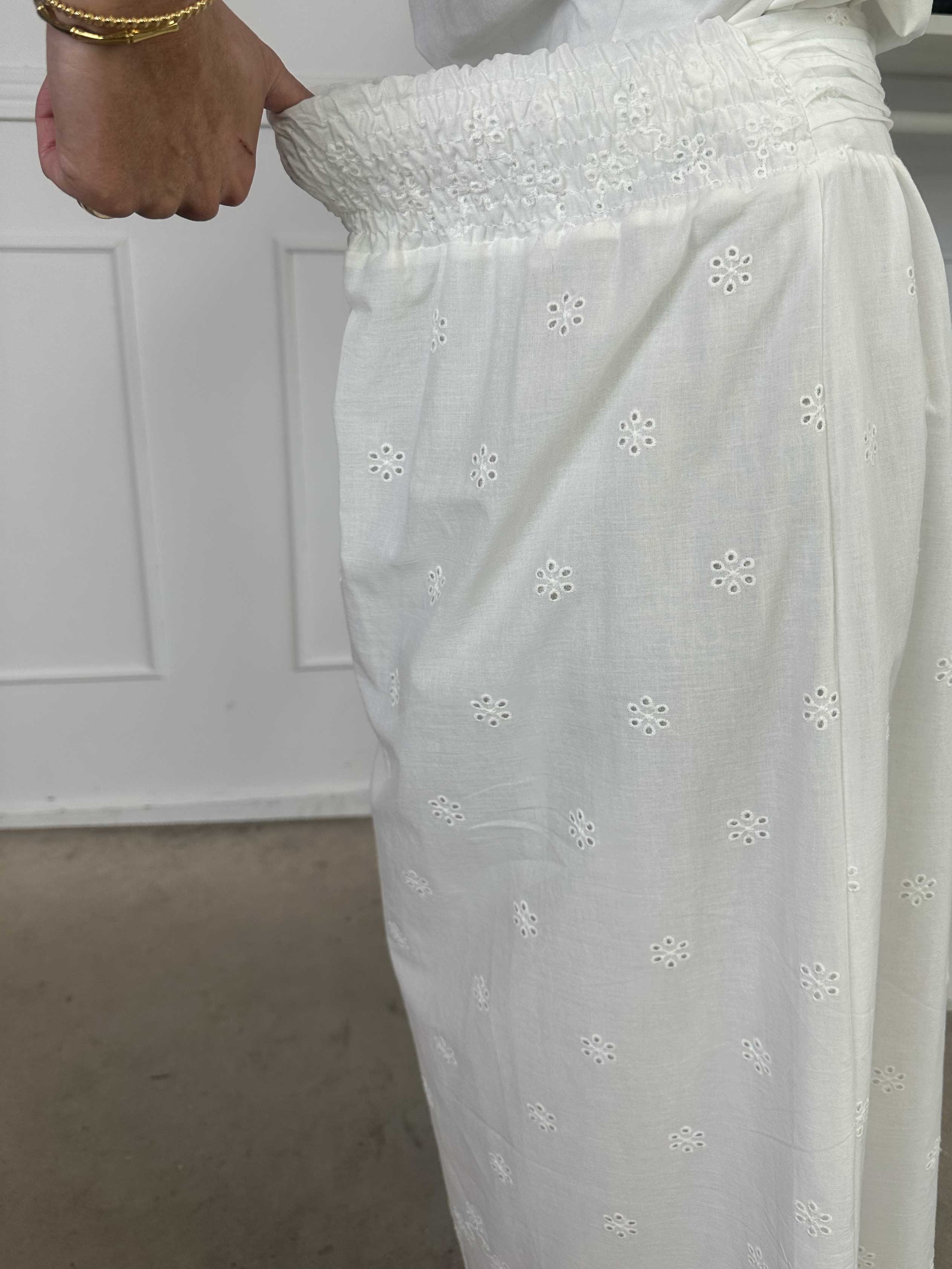 Susan - Sød hvid nederdel i bomuld med broderie anglaise