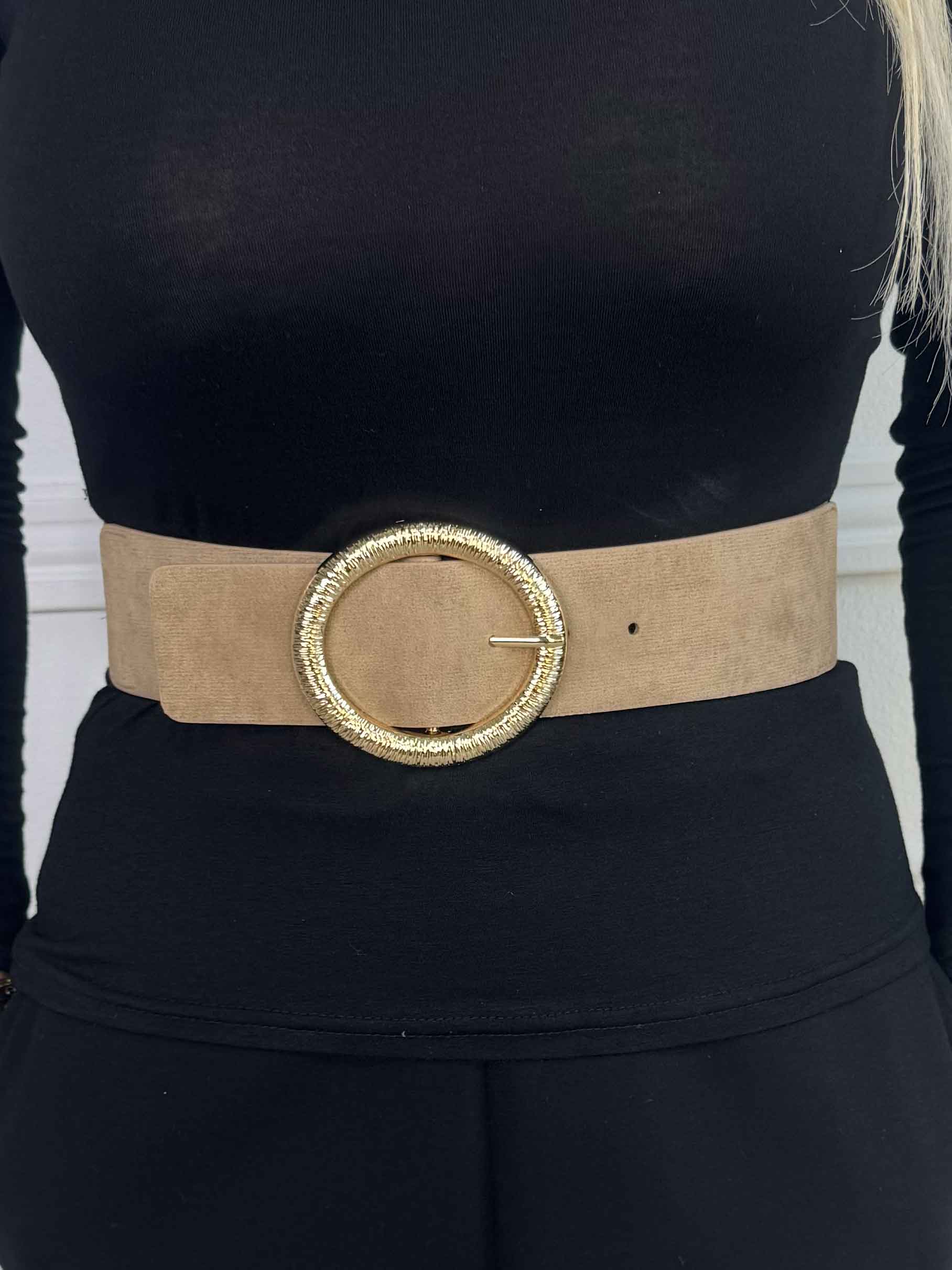 Sybille - Taljebælte i ruskindslook med stort guld spænde
