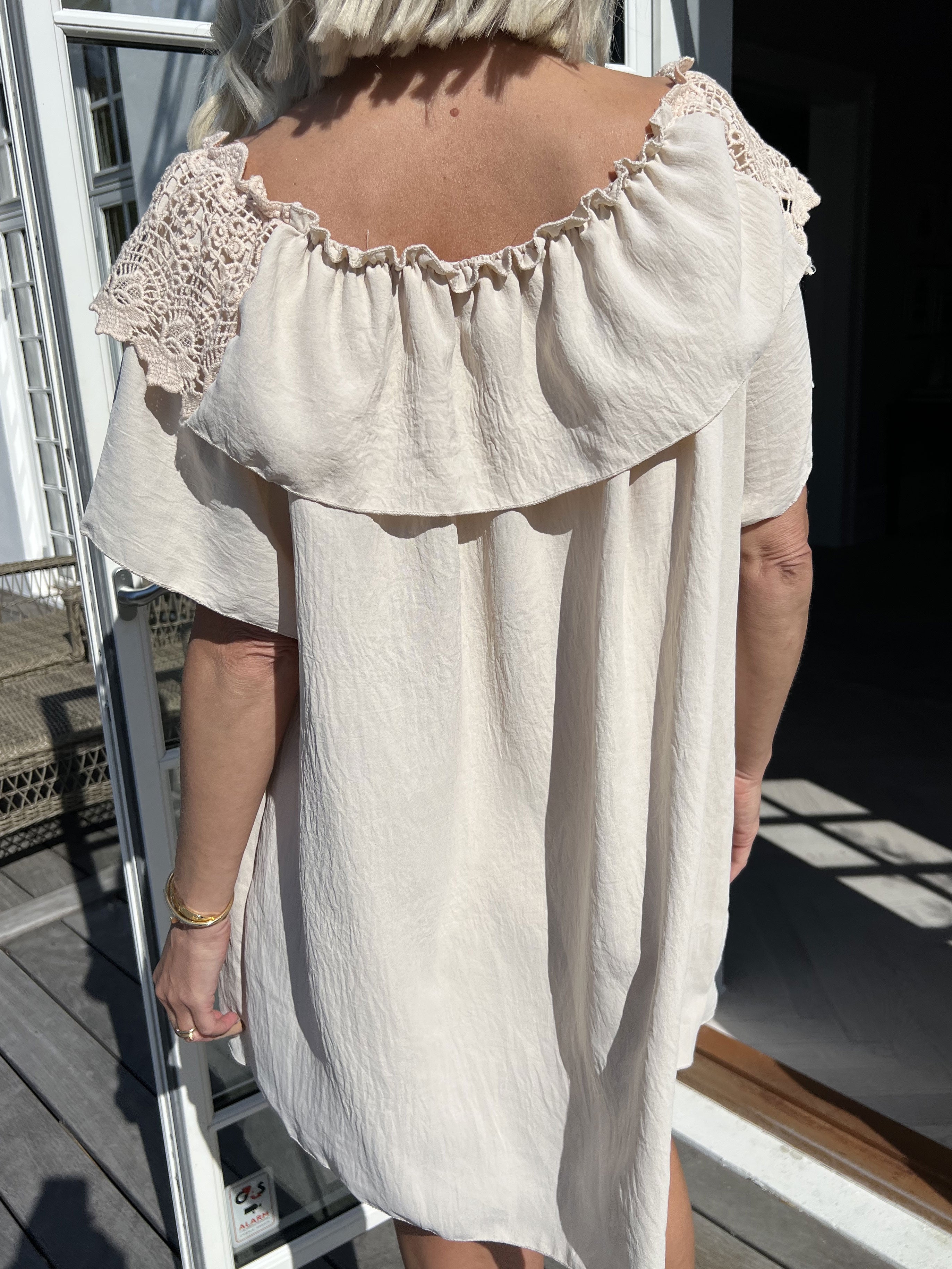 Sydney - Sød off shoulder tunika med broderinger