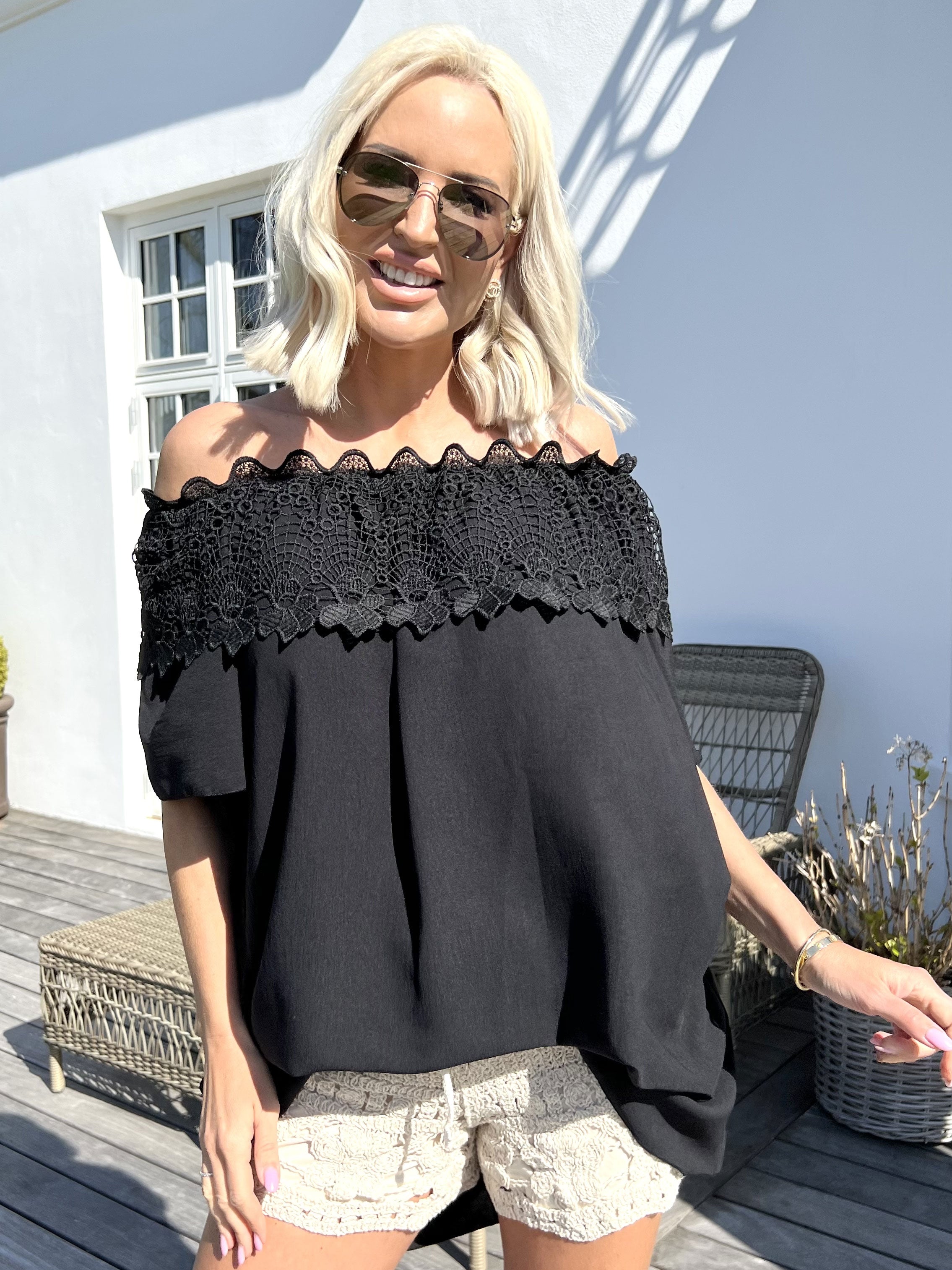Sydney - Sød off shoulder tunika med broderinger