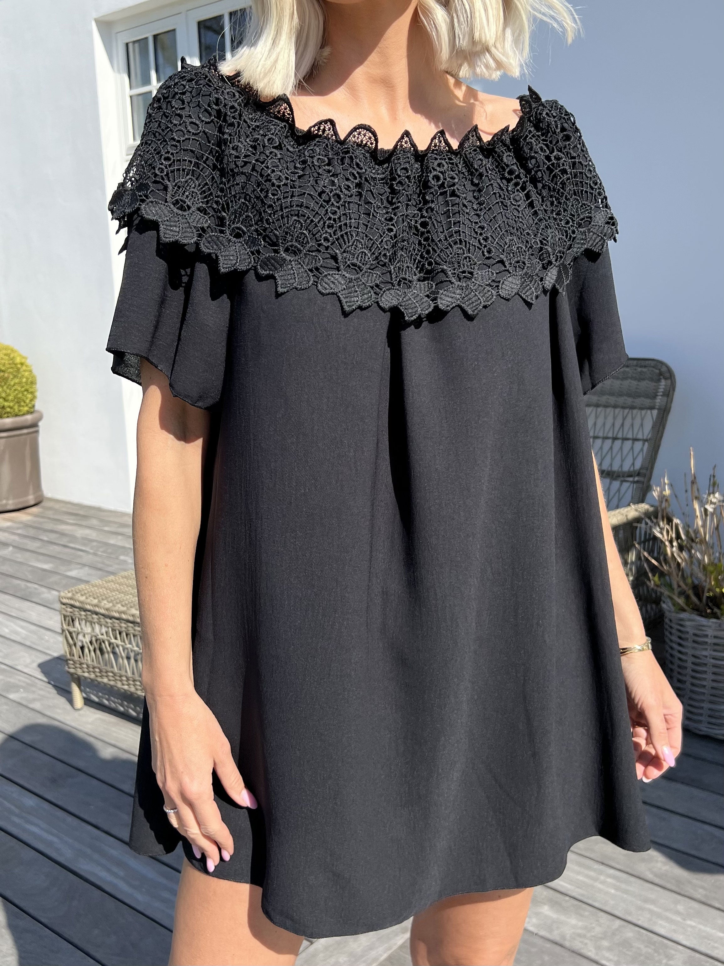 Sydney - Sød off shoulder tunika med broderinger