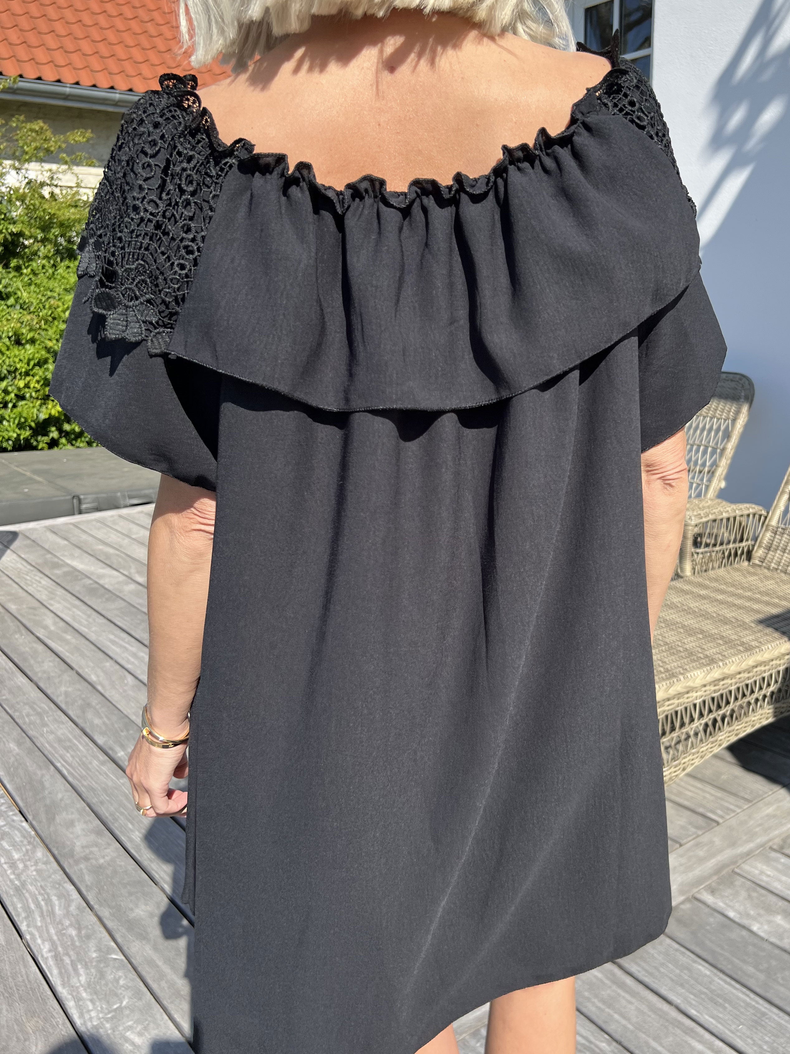Sydney - Sød off shoulder tunika med broderinger