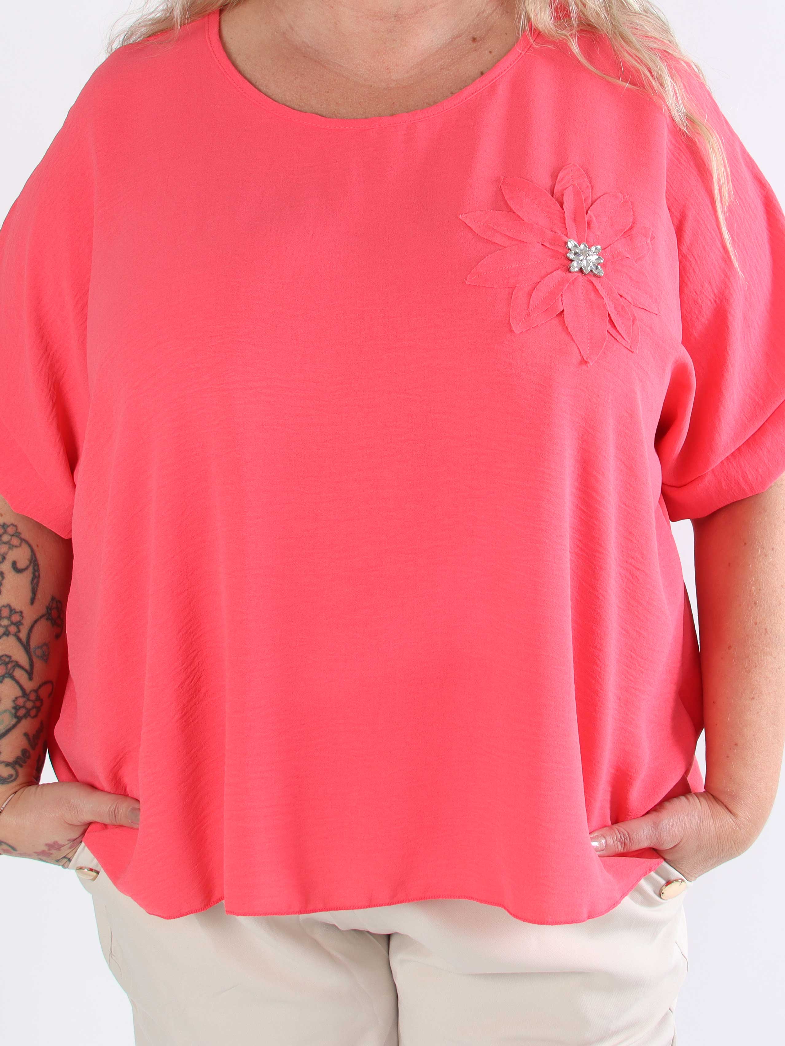 Tabisha - Plus size tunika med blomst og similisten på brystet