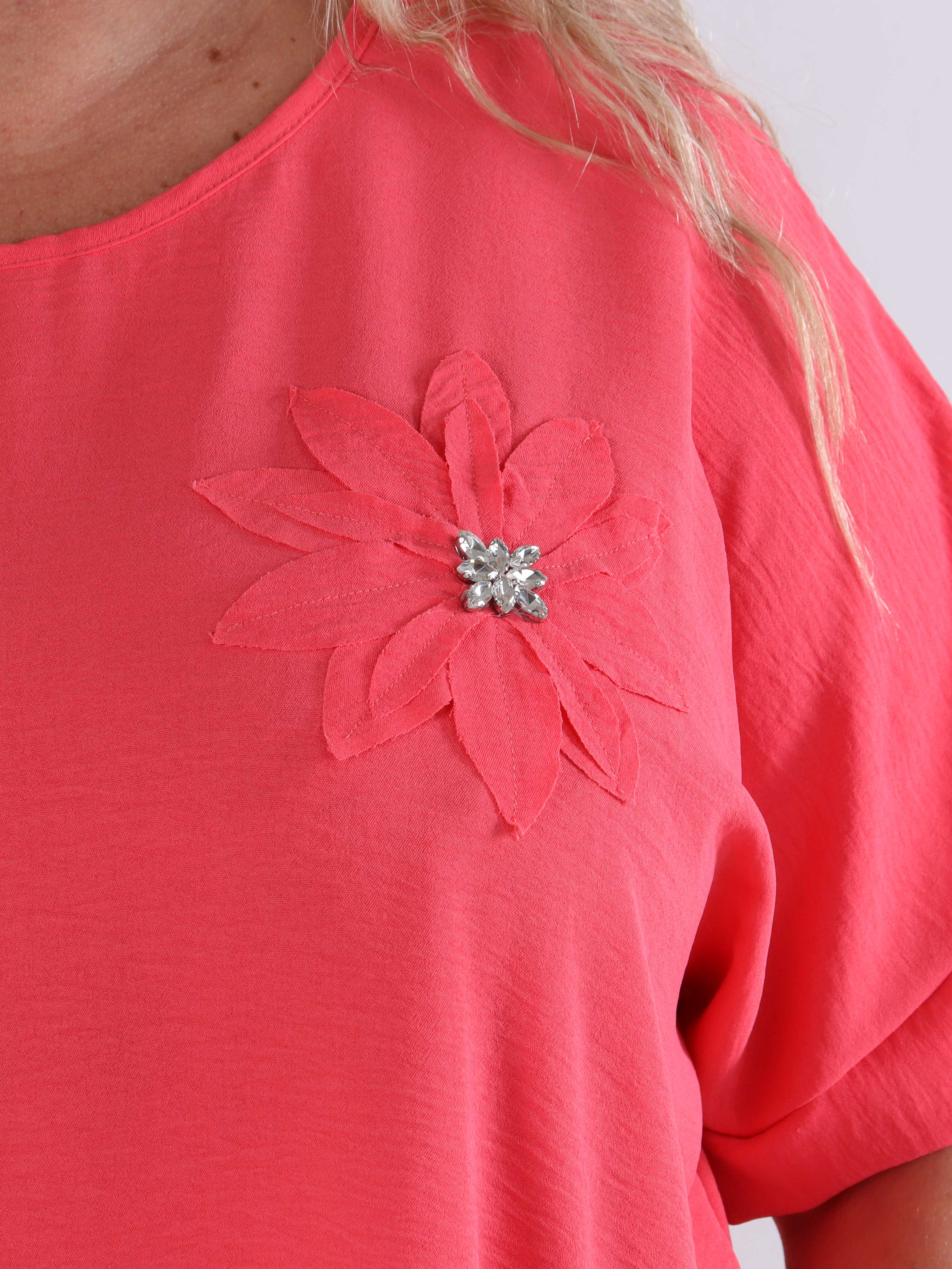 Tabisha - Plus size tunika med blomst og similisten på brystet