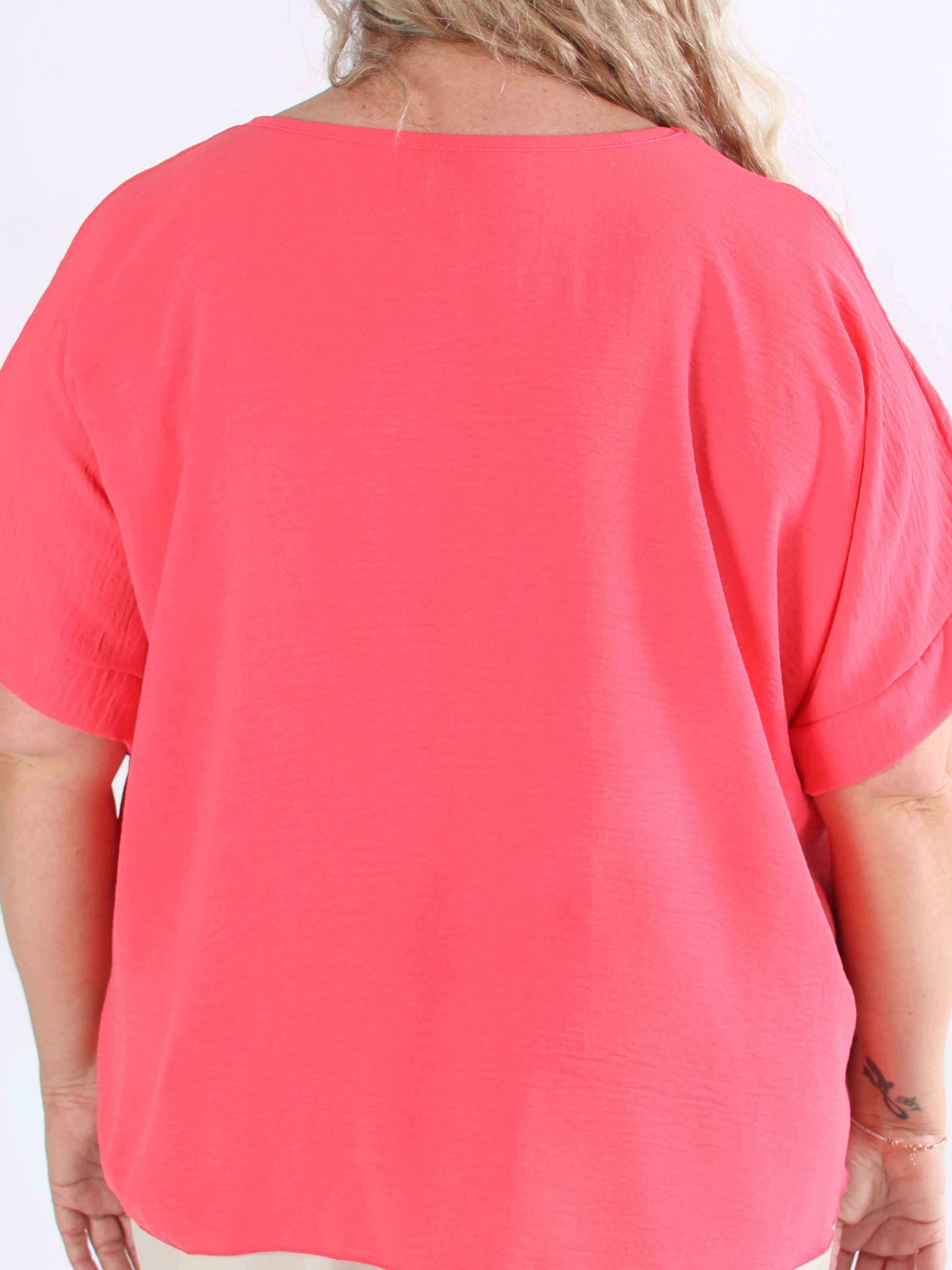 Tabisha - Plus size tunika med blomst og similisten på brystet