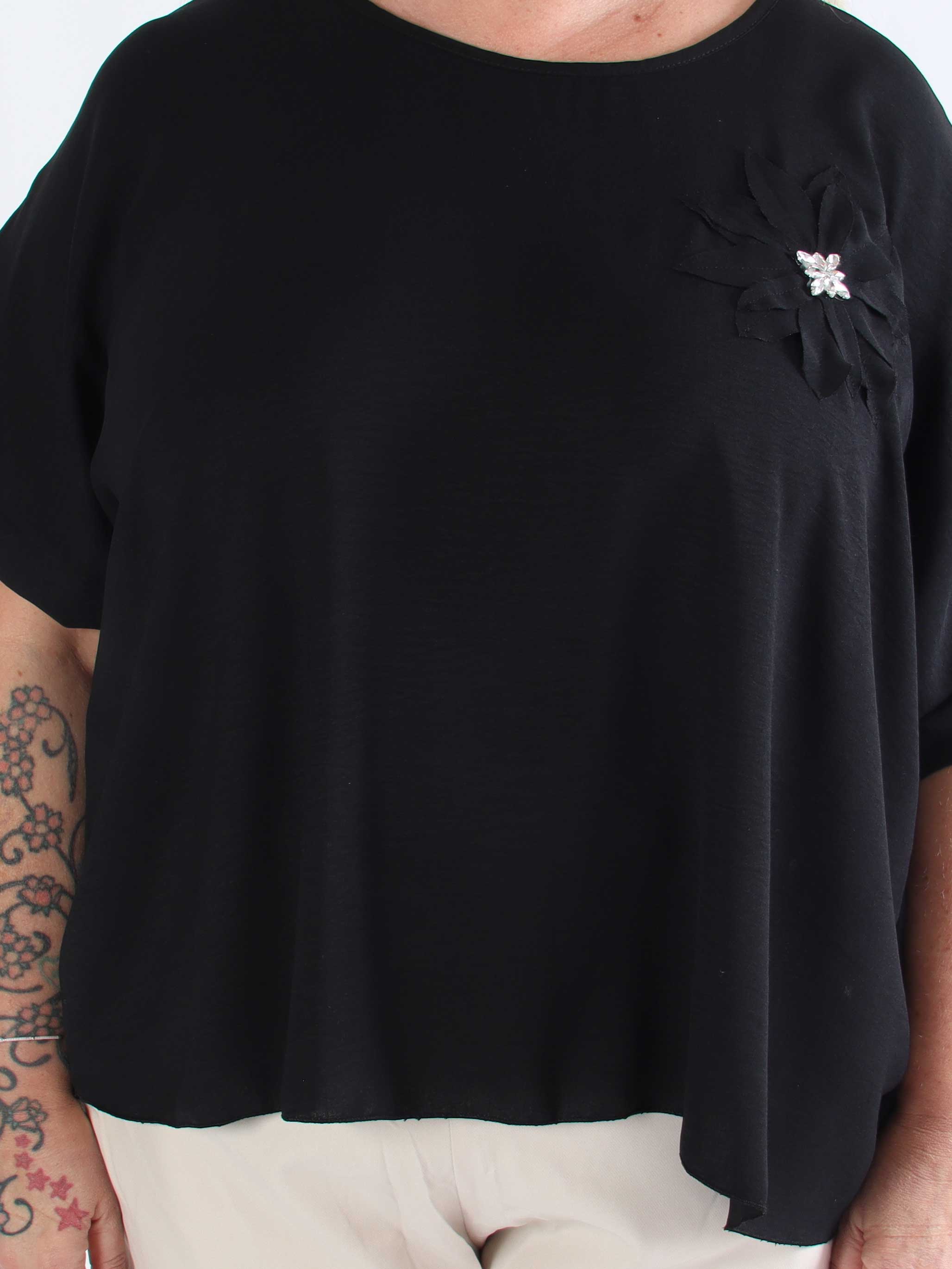 Tabisha - Plus size tunika med blomst og similisten på brystet