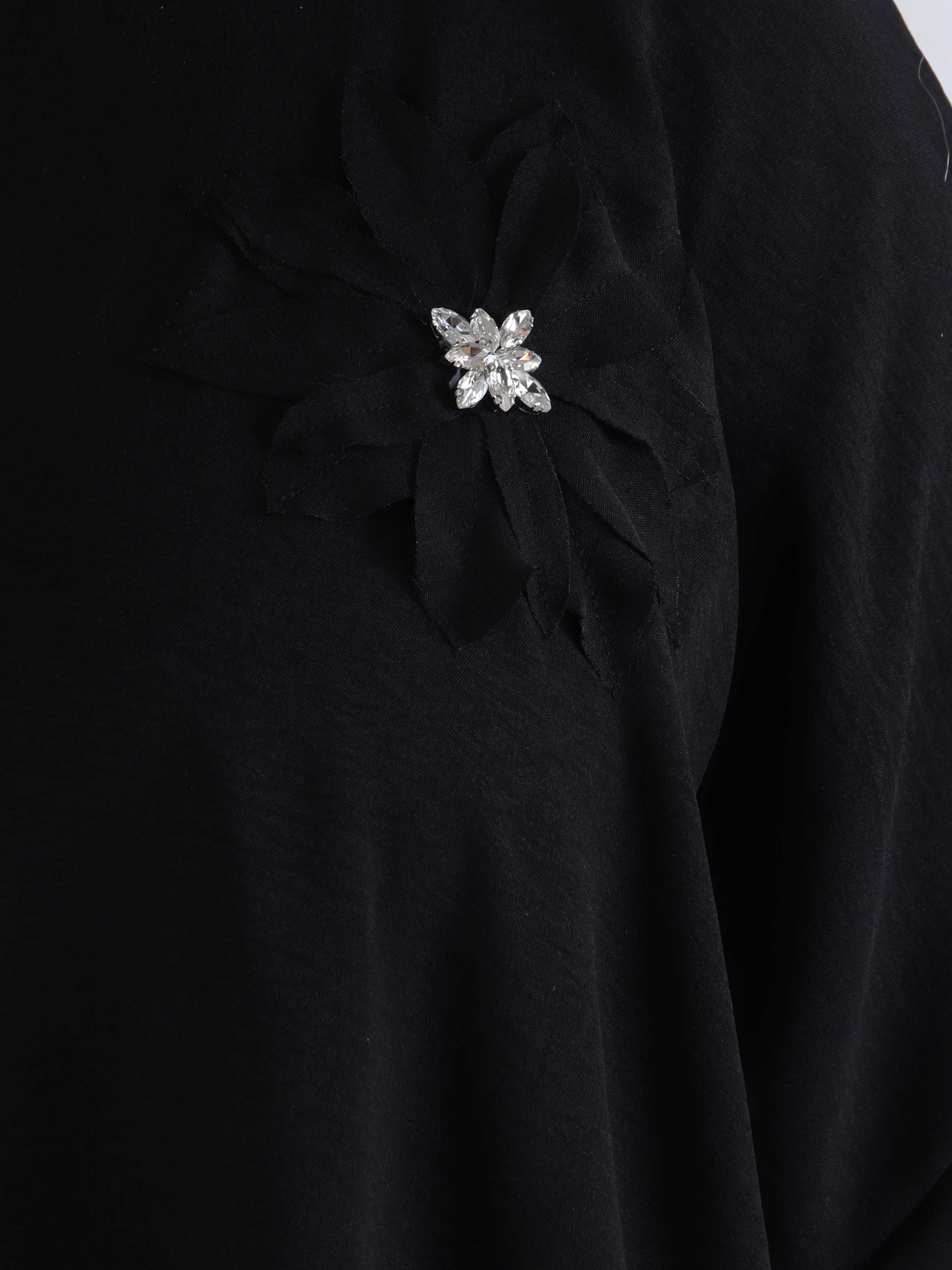 Tabisha - Plus size tunika med blomst og similisten på brystet