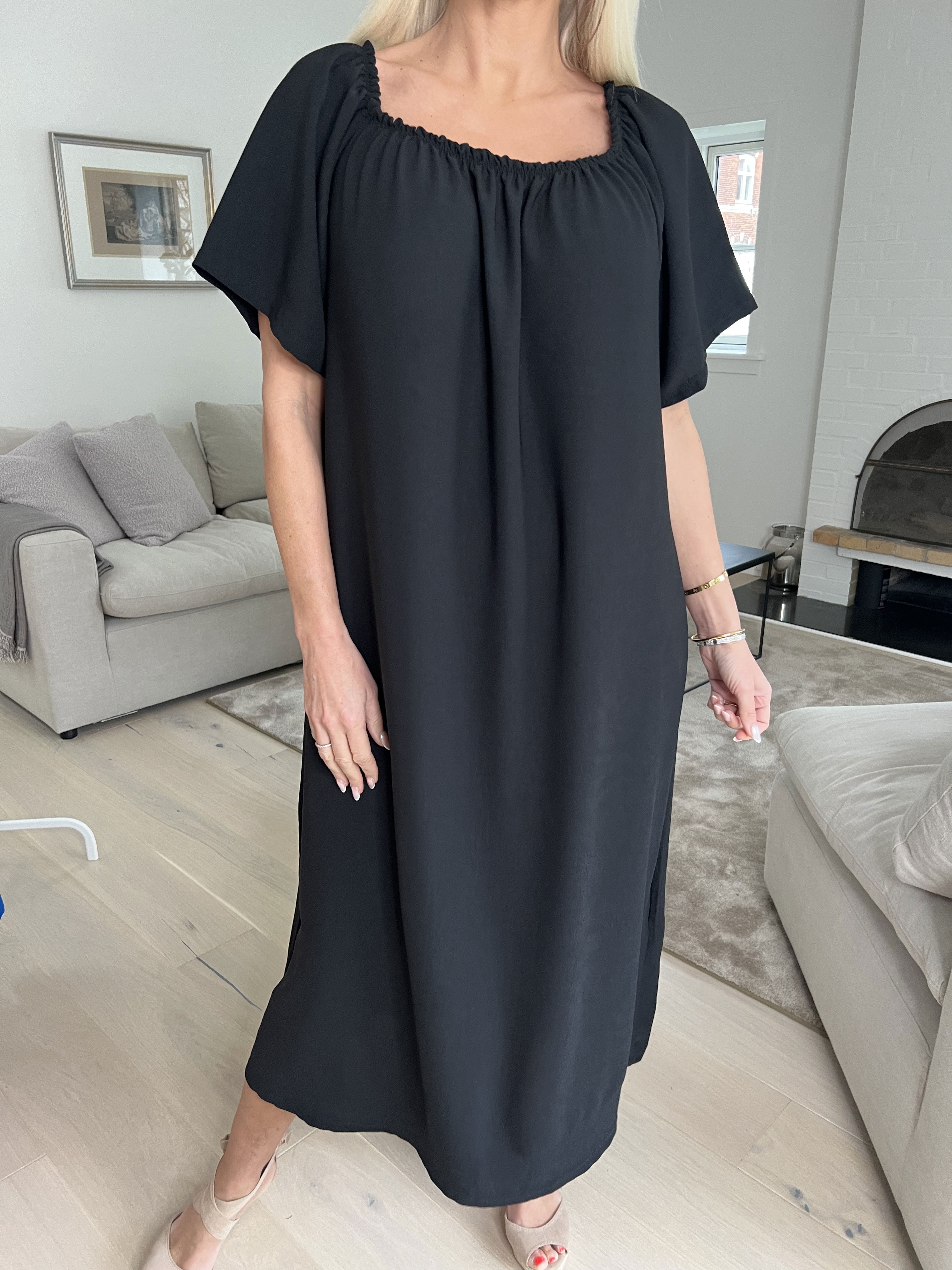 Taima - Lang ensfarvet kjole med elastikkant