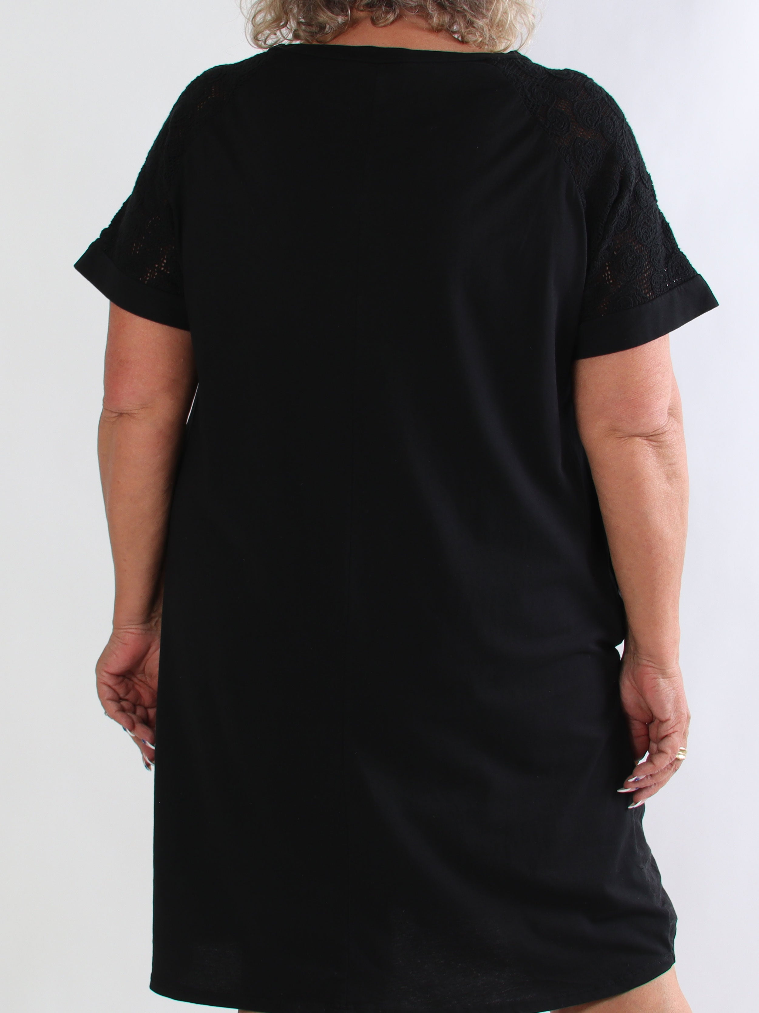 Taima - Plus size kjole i bomuldsblanding med broderet ærmer og lommer
